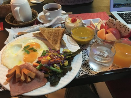 朝食もしっかりついてきた。卵・トースト・フルーツ・スープの豪華セット