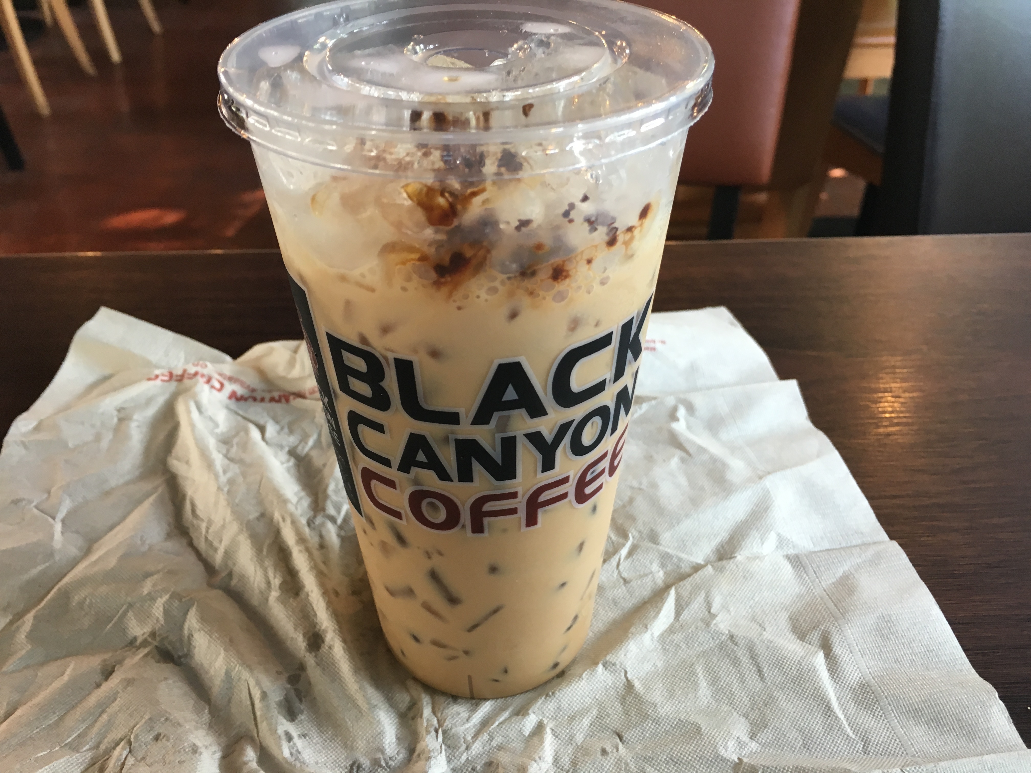バンコクのBlack Canyon Coffee。ヤシの木のテラス席があるおしゃれなカフェだった
