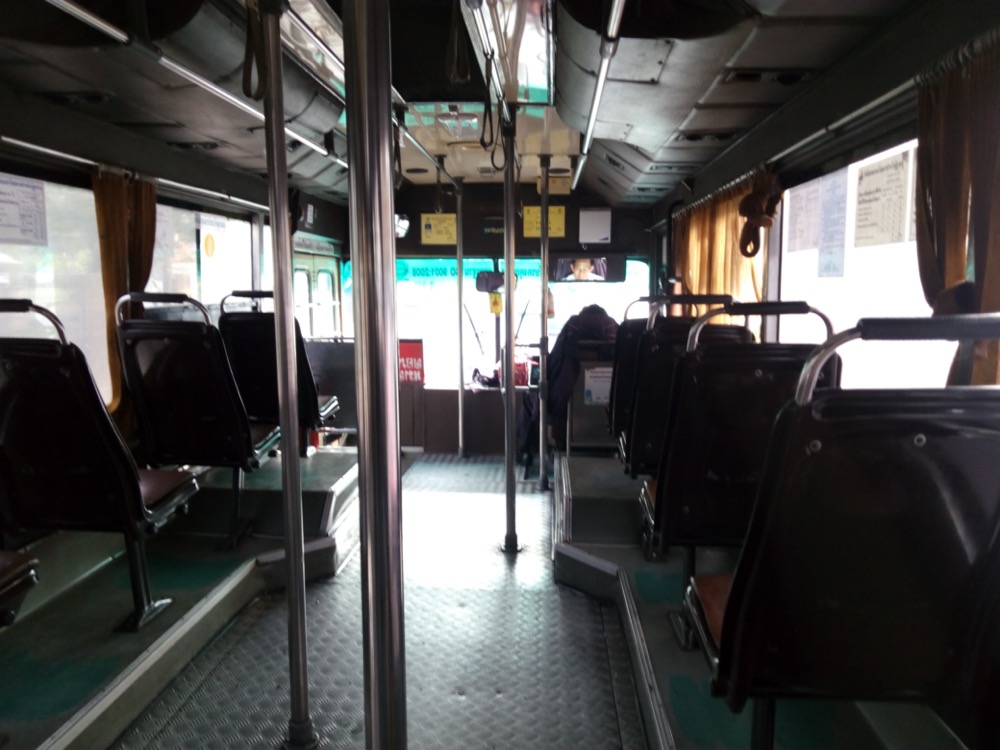 ドンムアン空港行きのローカルバスの車内。乗客は僕一人だけだった