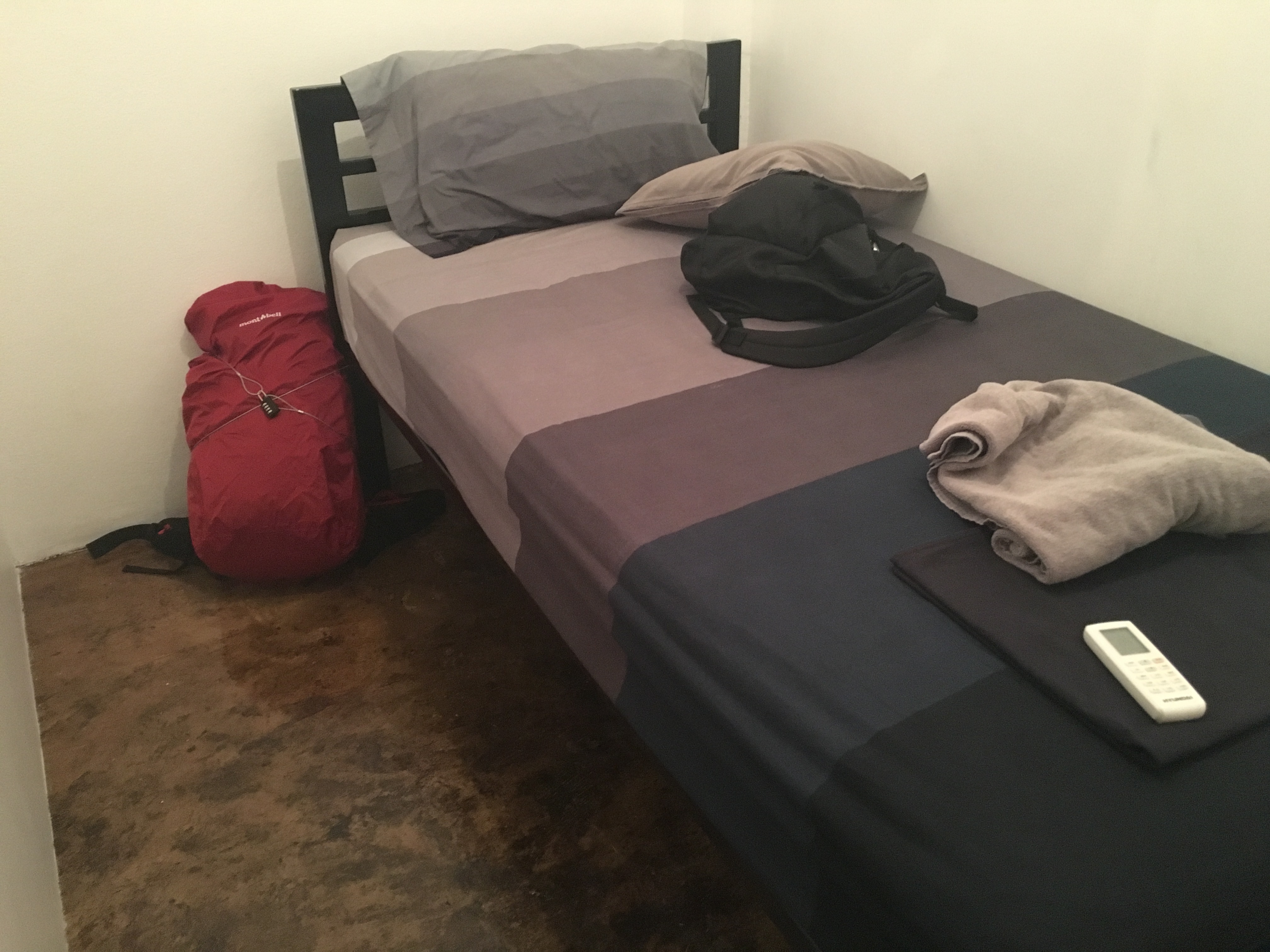 実際の部屋。赤いモンベルのバックパックも一緒に写っている