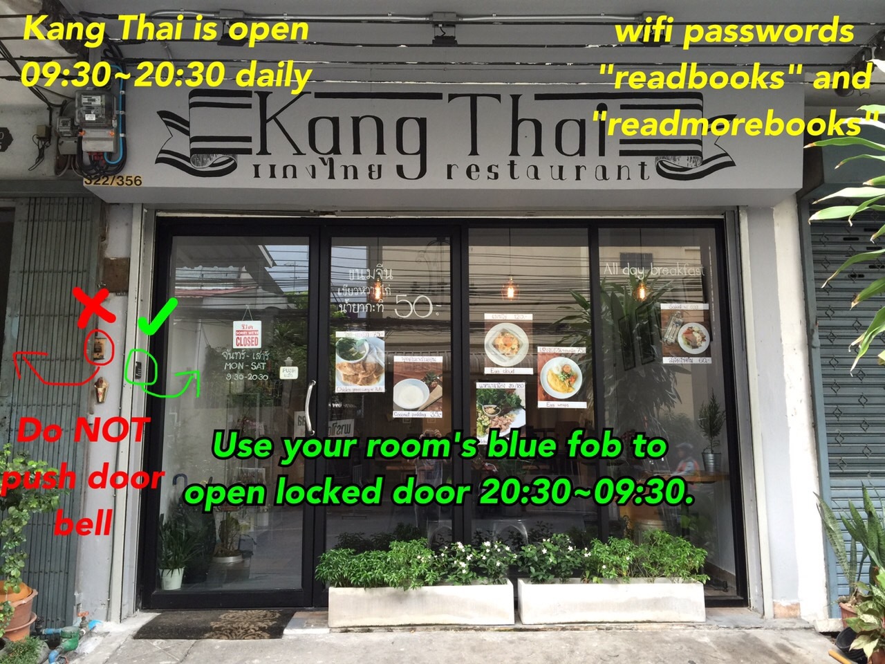 ゲストハウス1階のKang Thaiレストラン外観。WiFiのパスワードまで書いてある