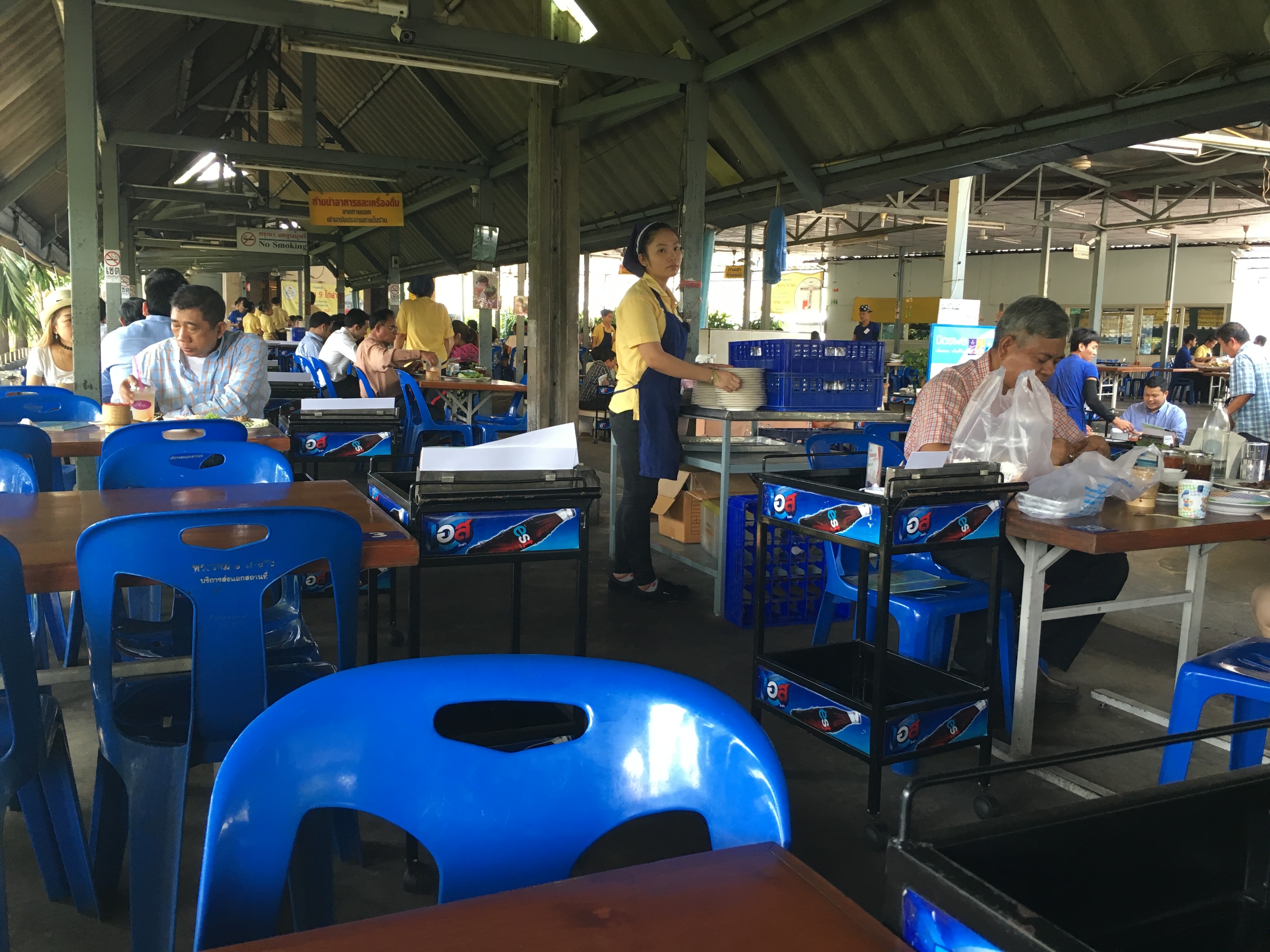お店の様子。駅からそこそこ遠いのに本当にタイ人が多かった