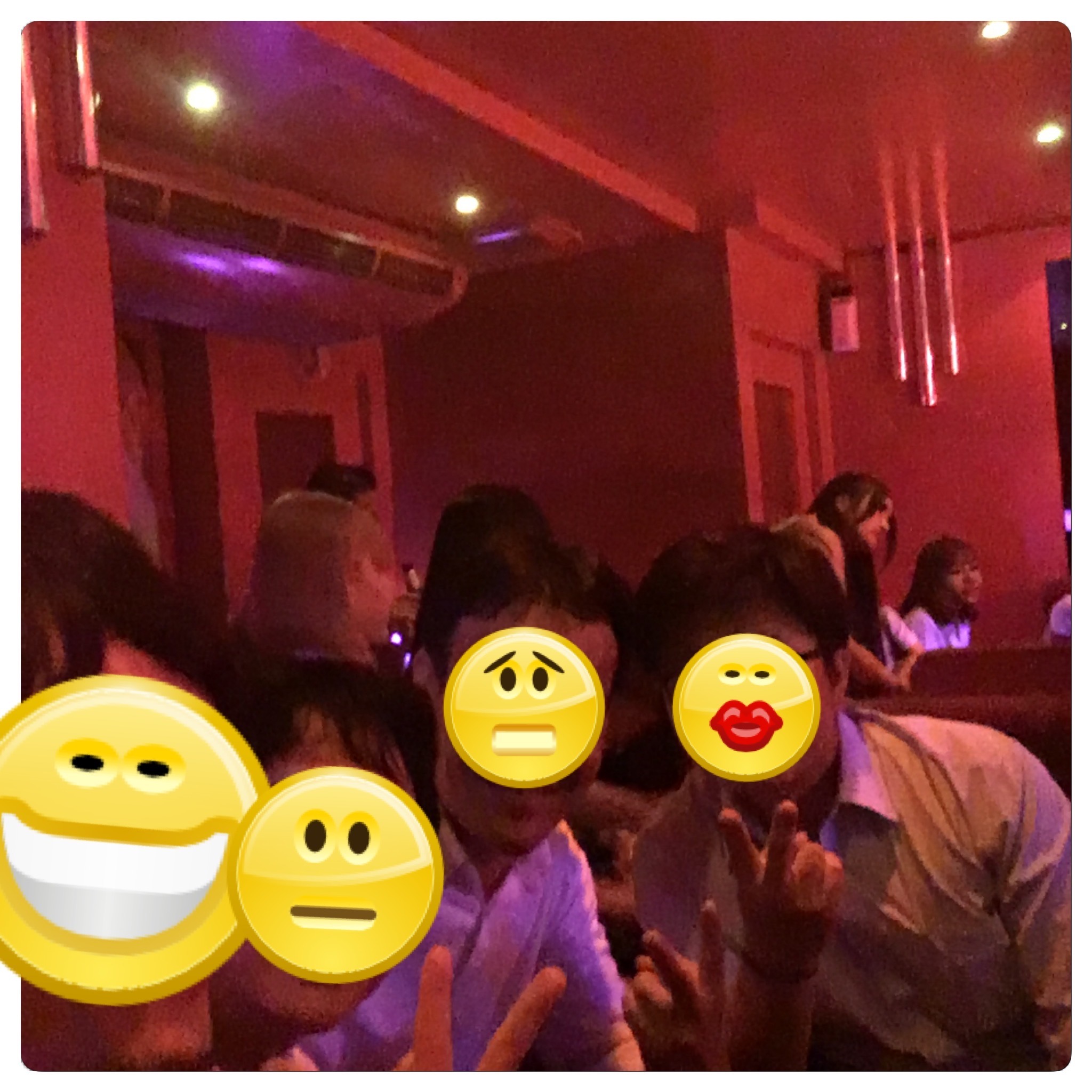 店内で仲良くなった人たちと。フィリピン人と韓国人の3人組に声をかけた