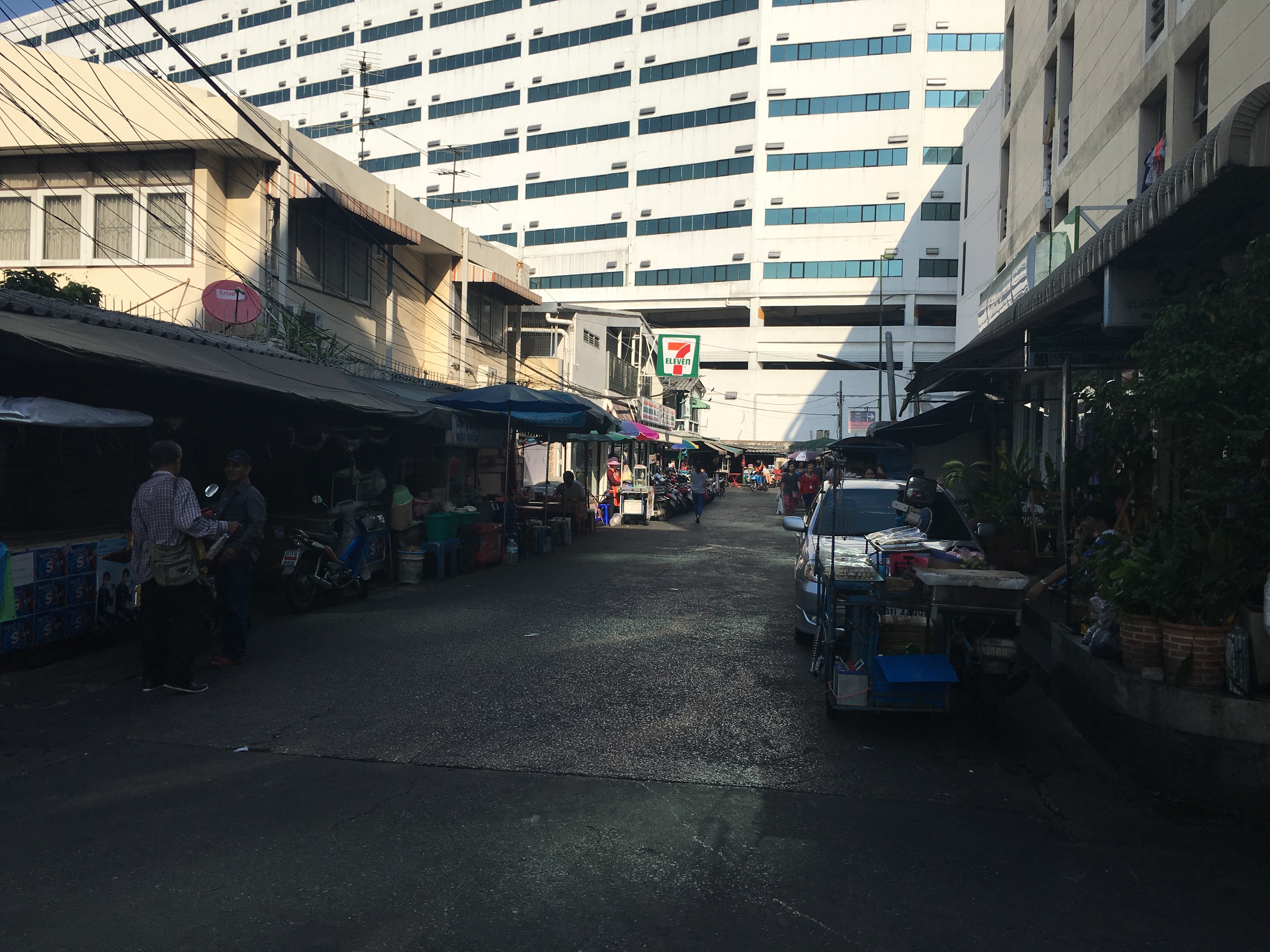 バンコクの路地。セブンイレブンと屋台が共存する、あの独特の雰囲気