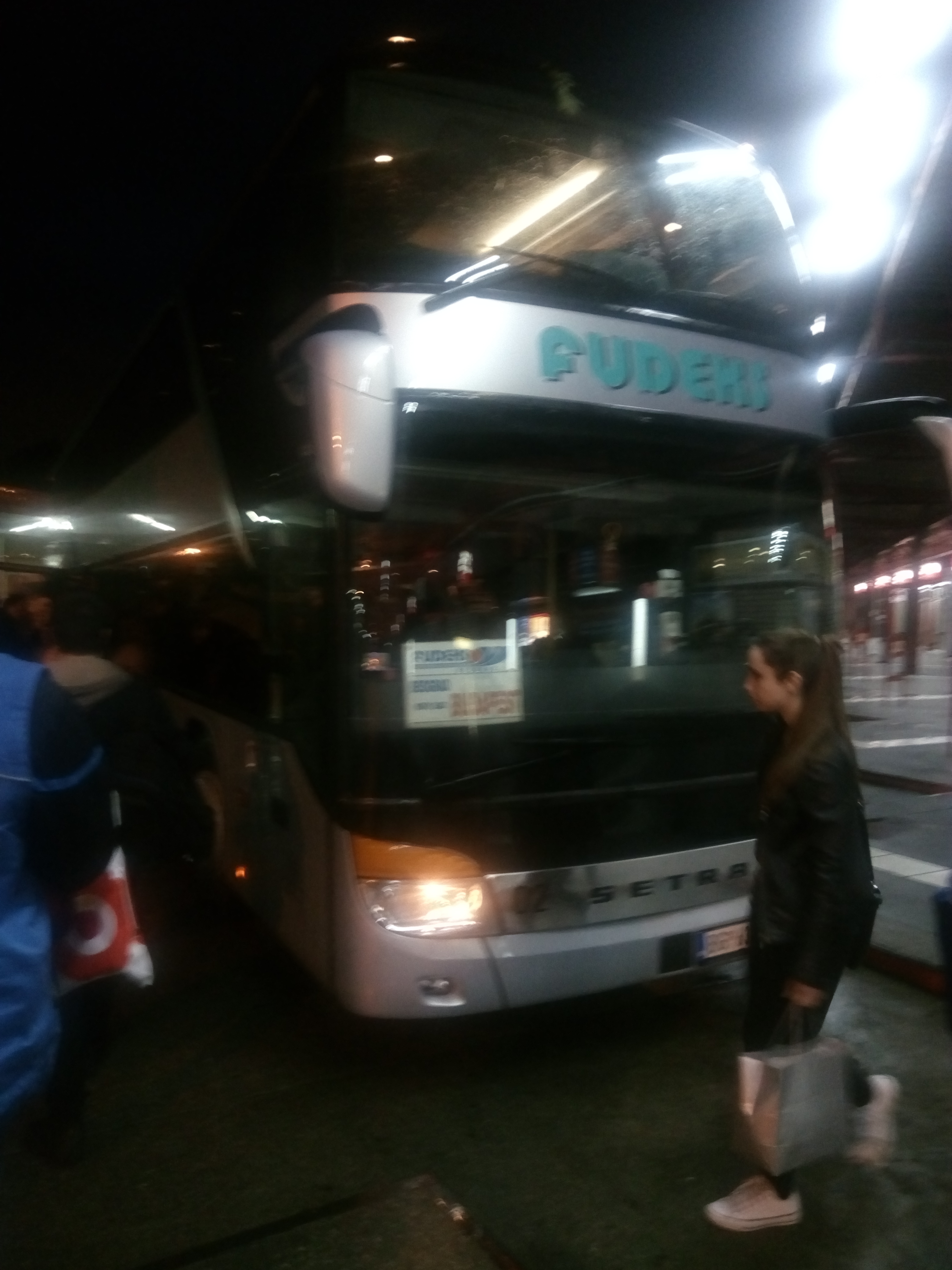 ベオグラードのバスターミナルに停車する夜行バス。行き先表示にBUDAPESTの文字