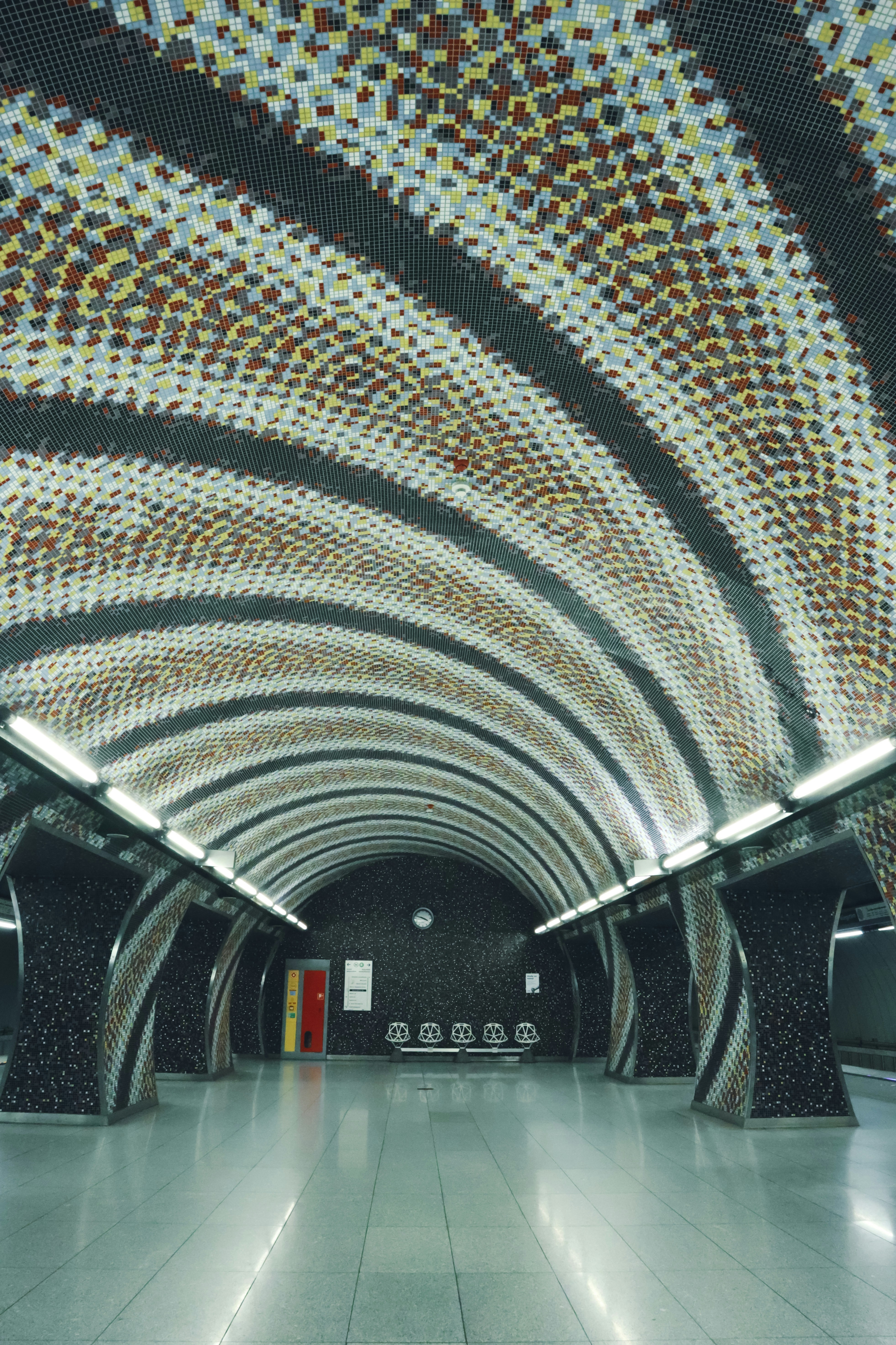 ブダペストの地下鉄駅。モザイクタイルで装飾されたアーチ型の天井が美しい
