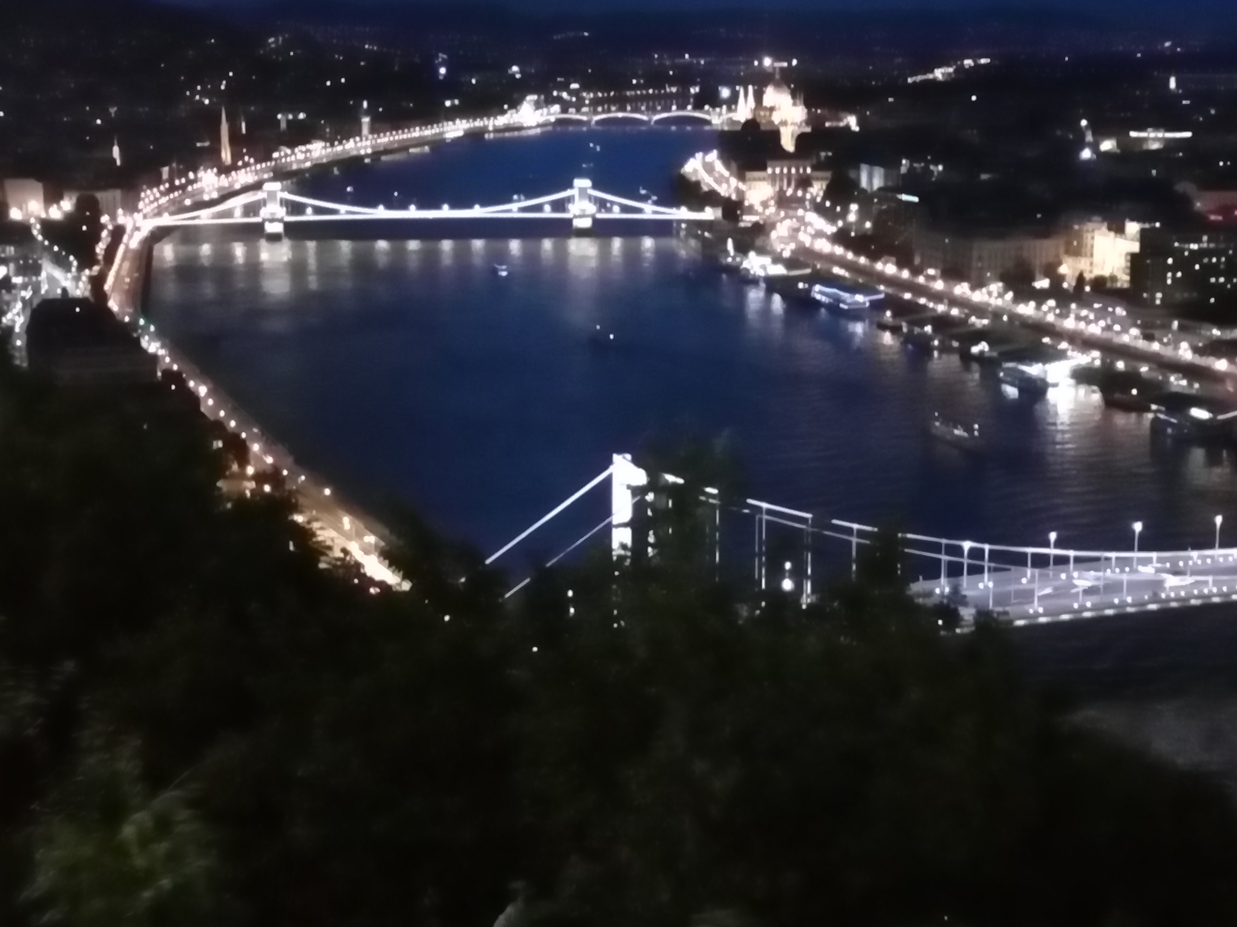 ゲッレールト山の反対側。鎖橋方面の夜景。街全体が光に包まれている