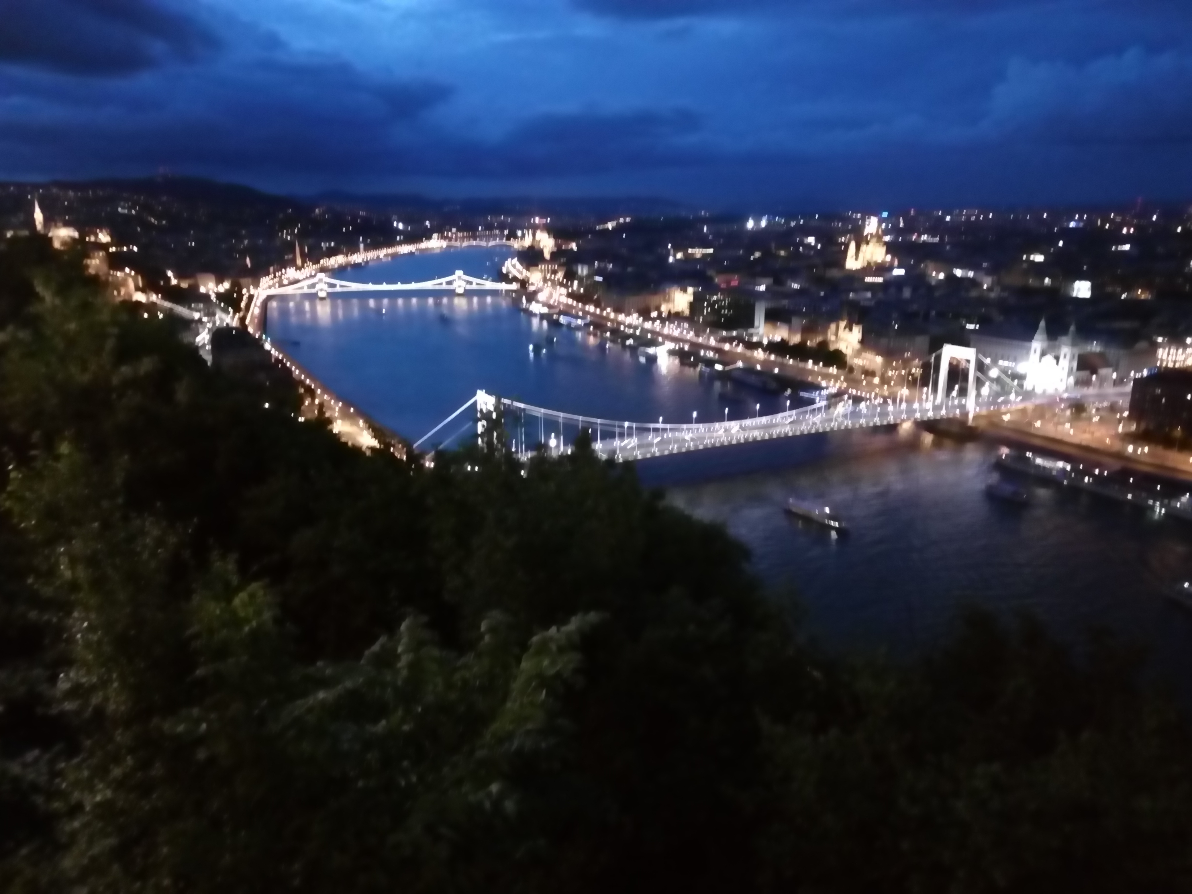 ゲッレールト山から見たブダペストの夜景パノラマ。ドナウ川に架かる複数の橋が光の帯のように輝く
