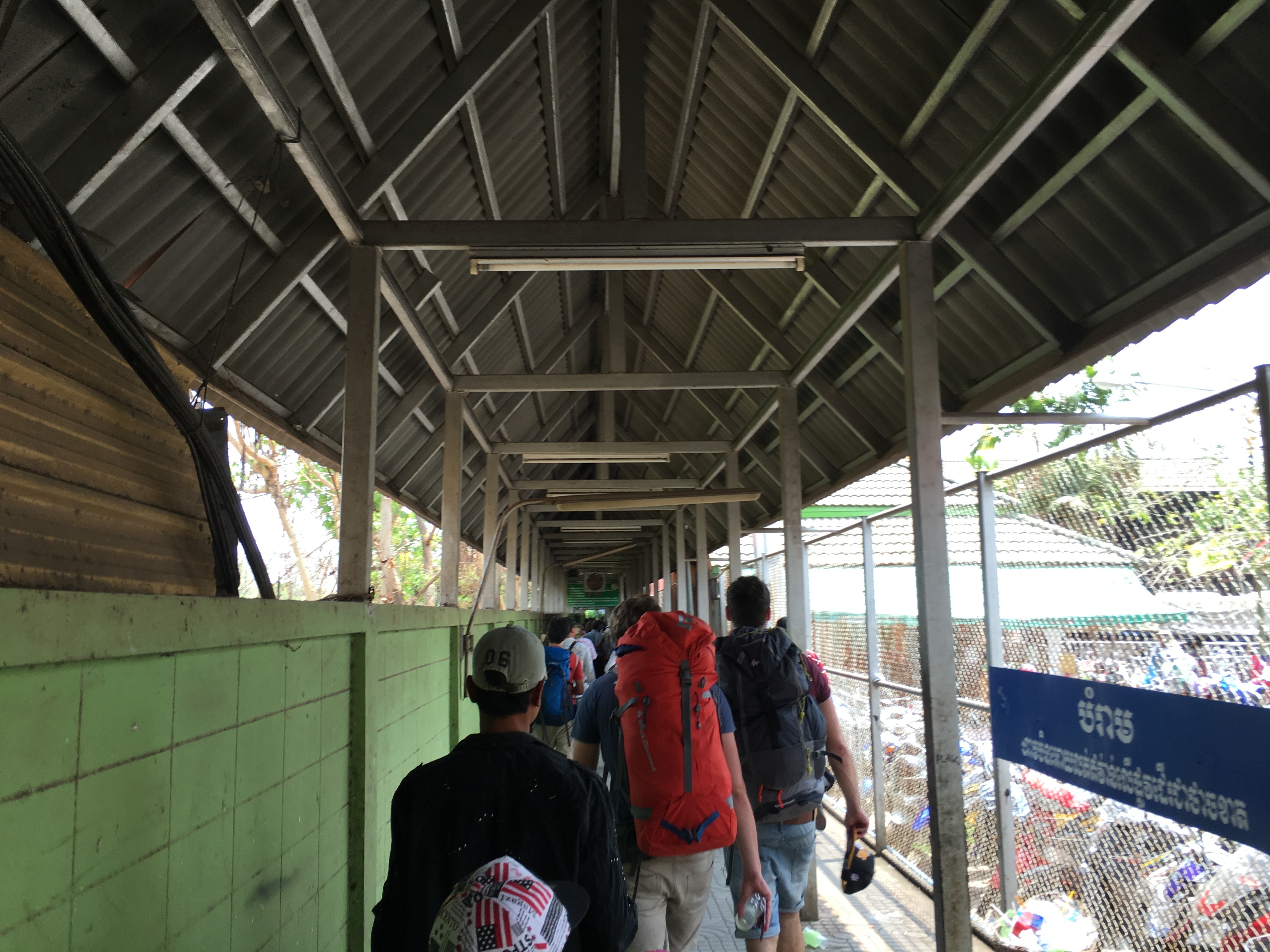 国境の通路。ここを抜けるとカンボジアだ