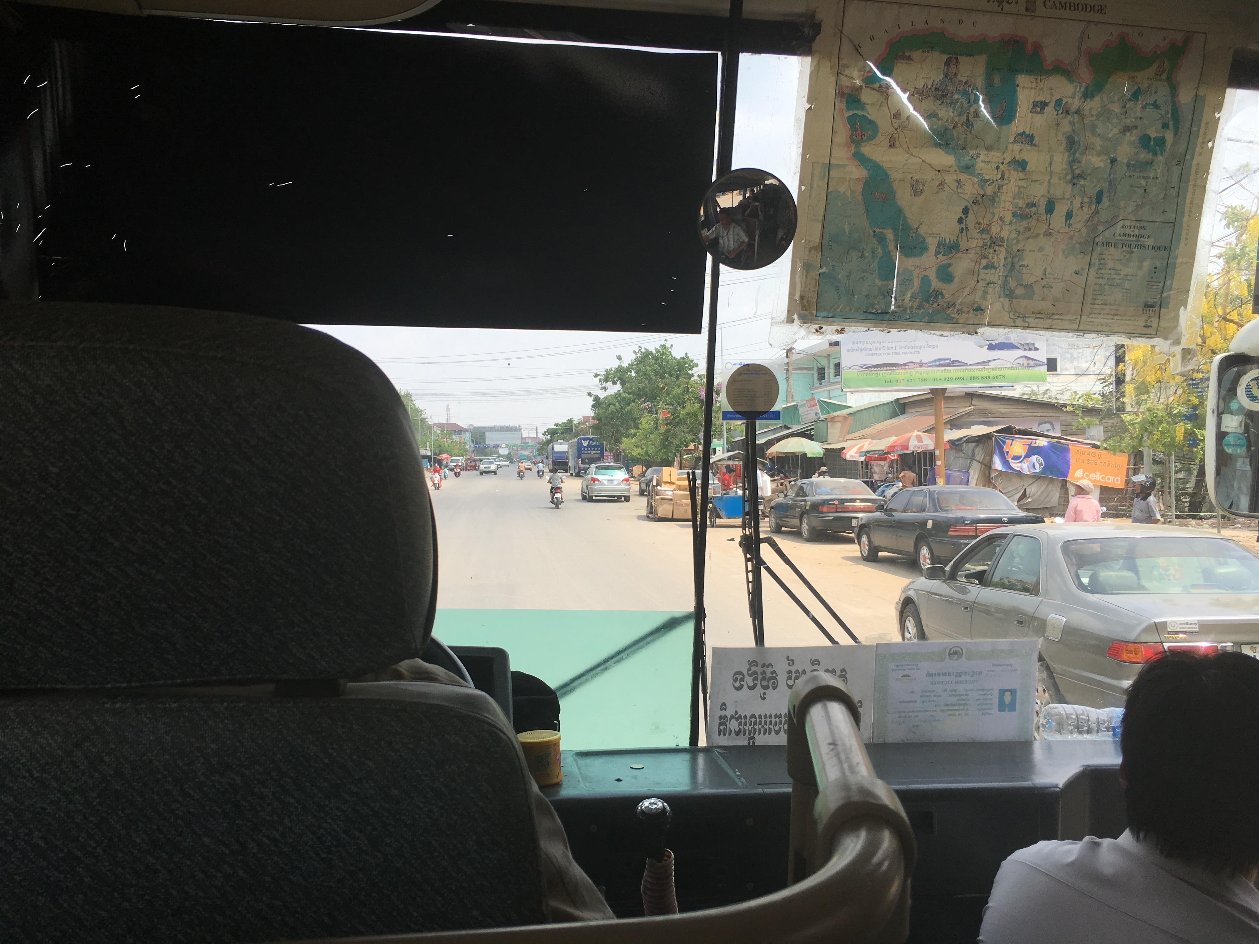 国境越え後、バン車内からカンボジアの街を眺める