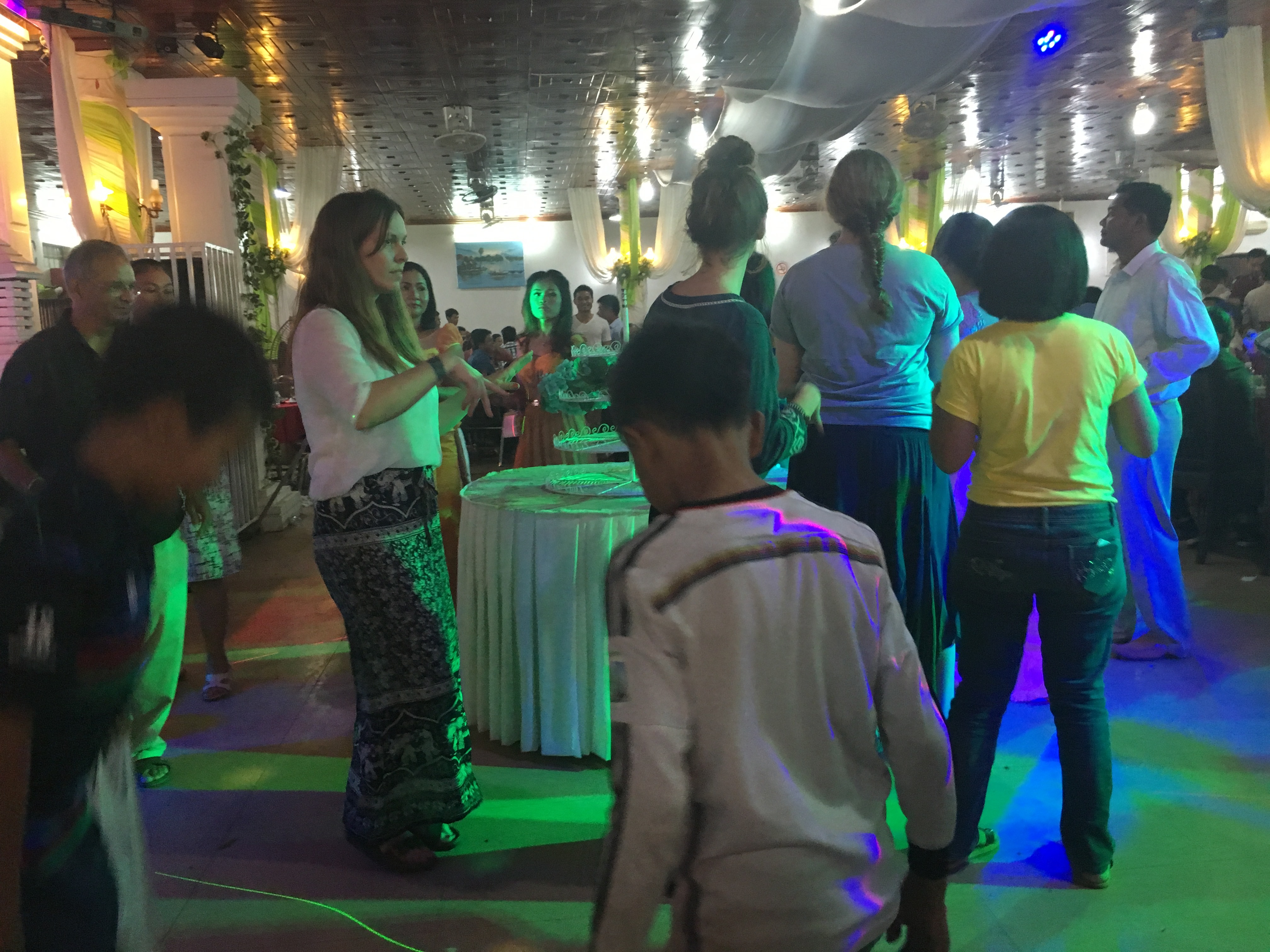 カラフルなライトの中でダンスを楽しむゲストたち。外国人の姿も見える