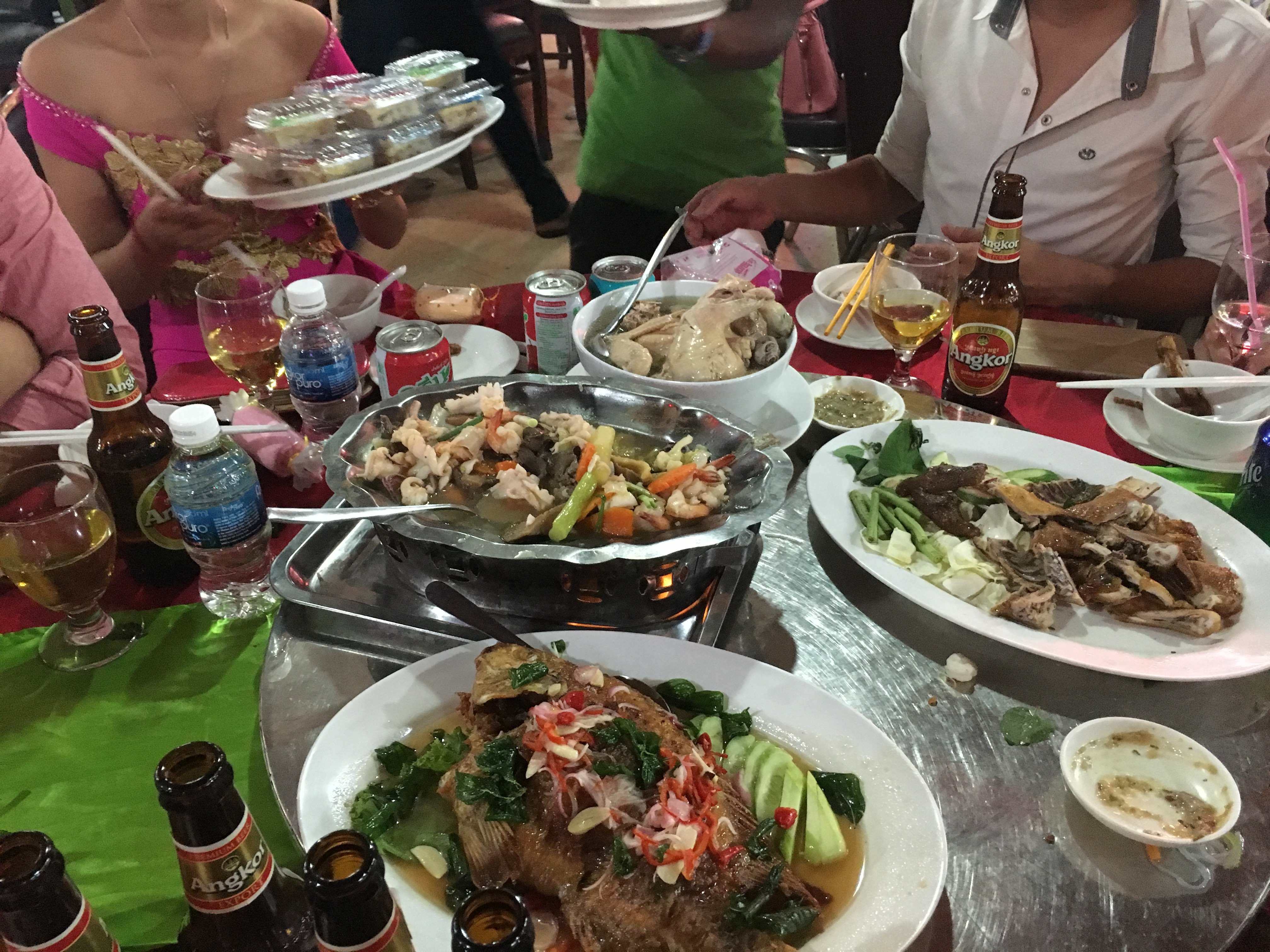 テーブルいっぱいに並ぶカンボジア料理。魚の丸焼き、炒め物、スープなど豪華なラインナップ