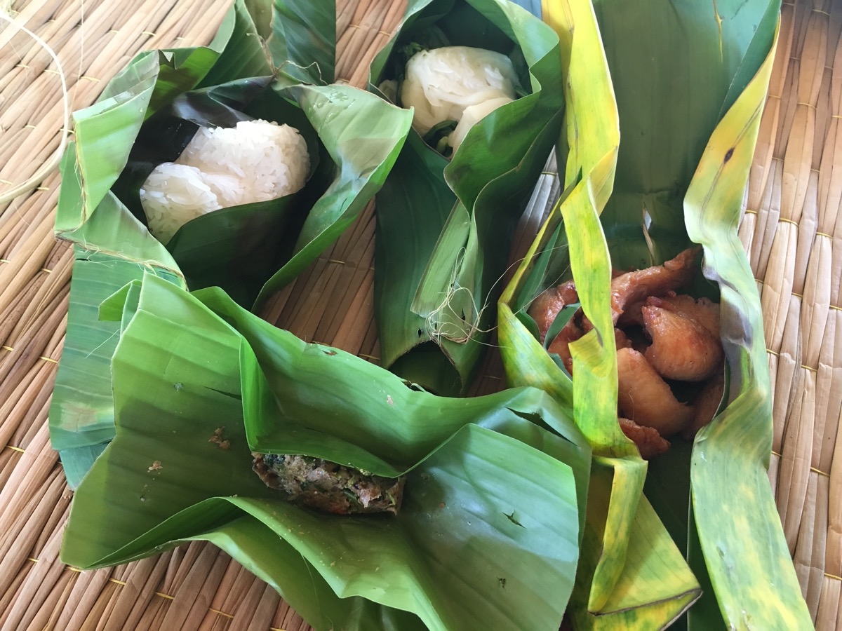 バナナの葉で包まれたもち米と揚げ物。素朴で力強い味だった