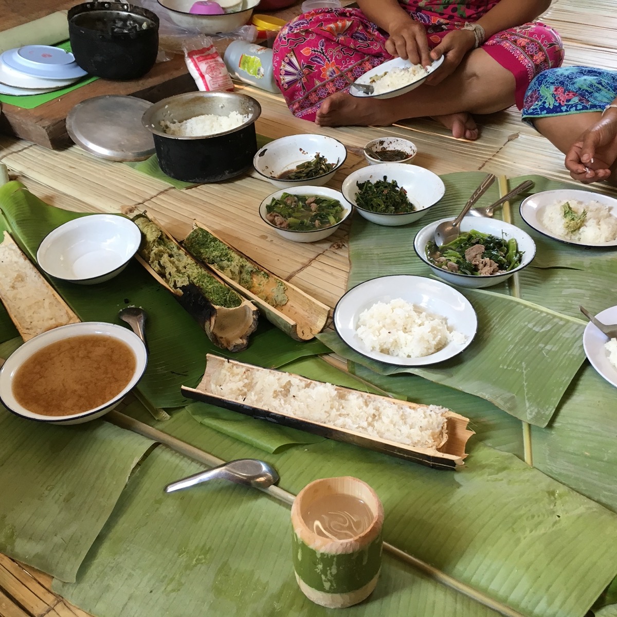ホームステイ先の方たちと一緒に囲んだ食卓。竹とバナナの葉が器になる