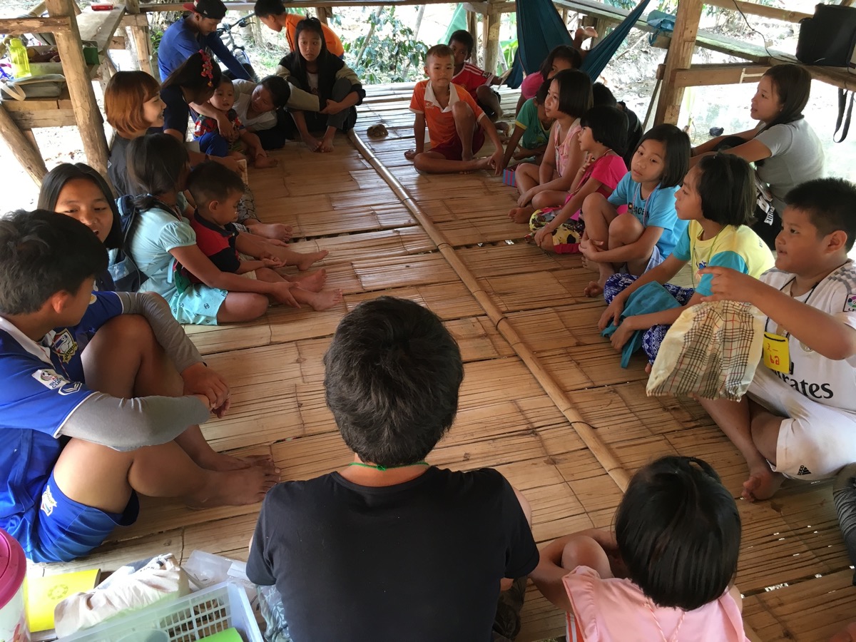 竹で組まれた小屋の中での子供たちとの活動