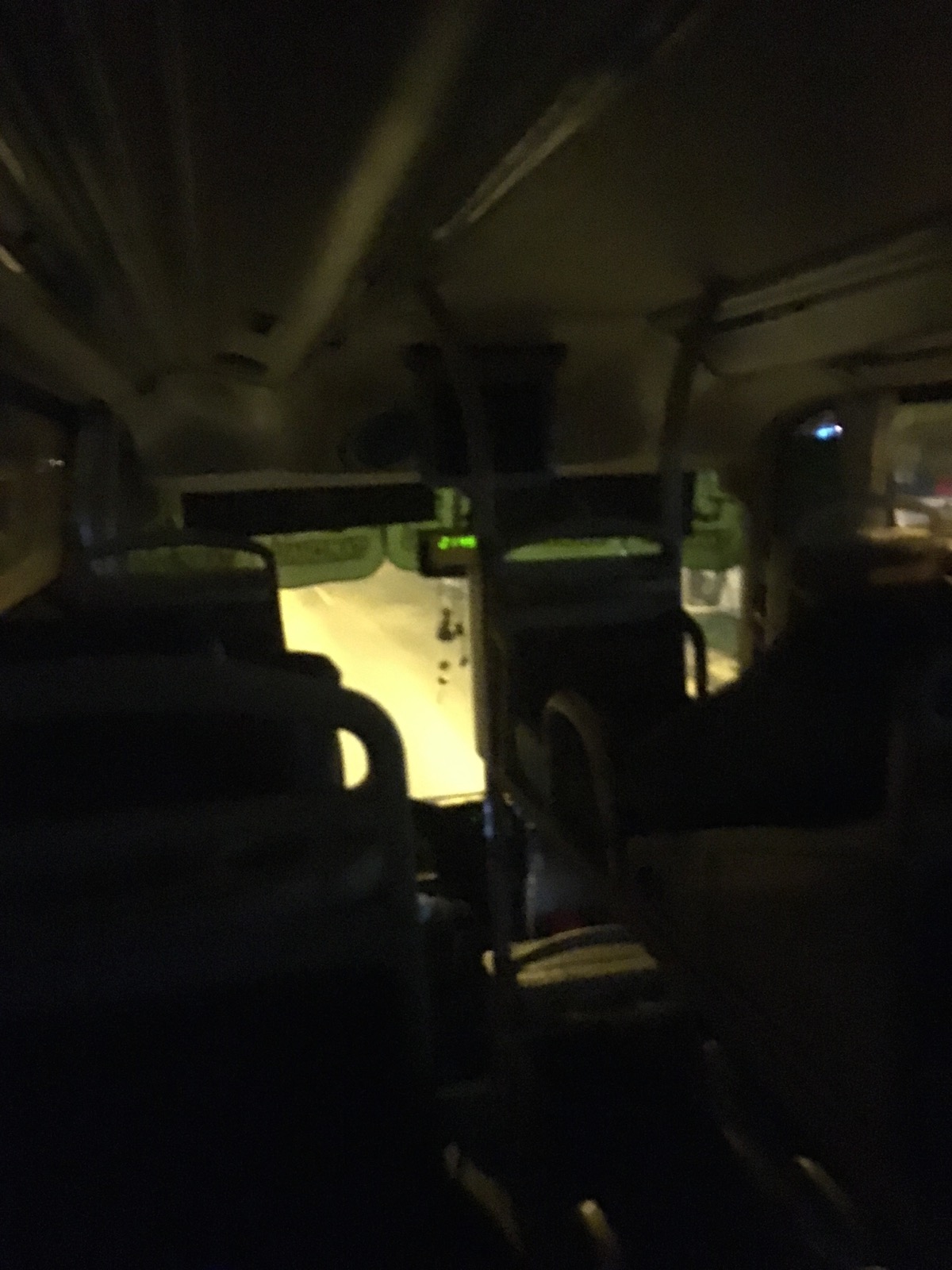 夜行バスの車内からの風景