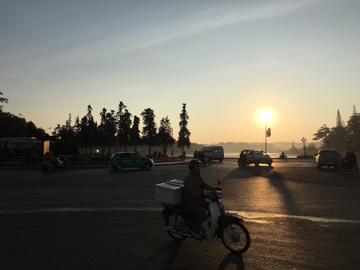 ホーチミン出発時の夕暮れの道路