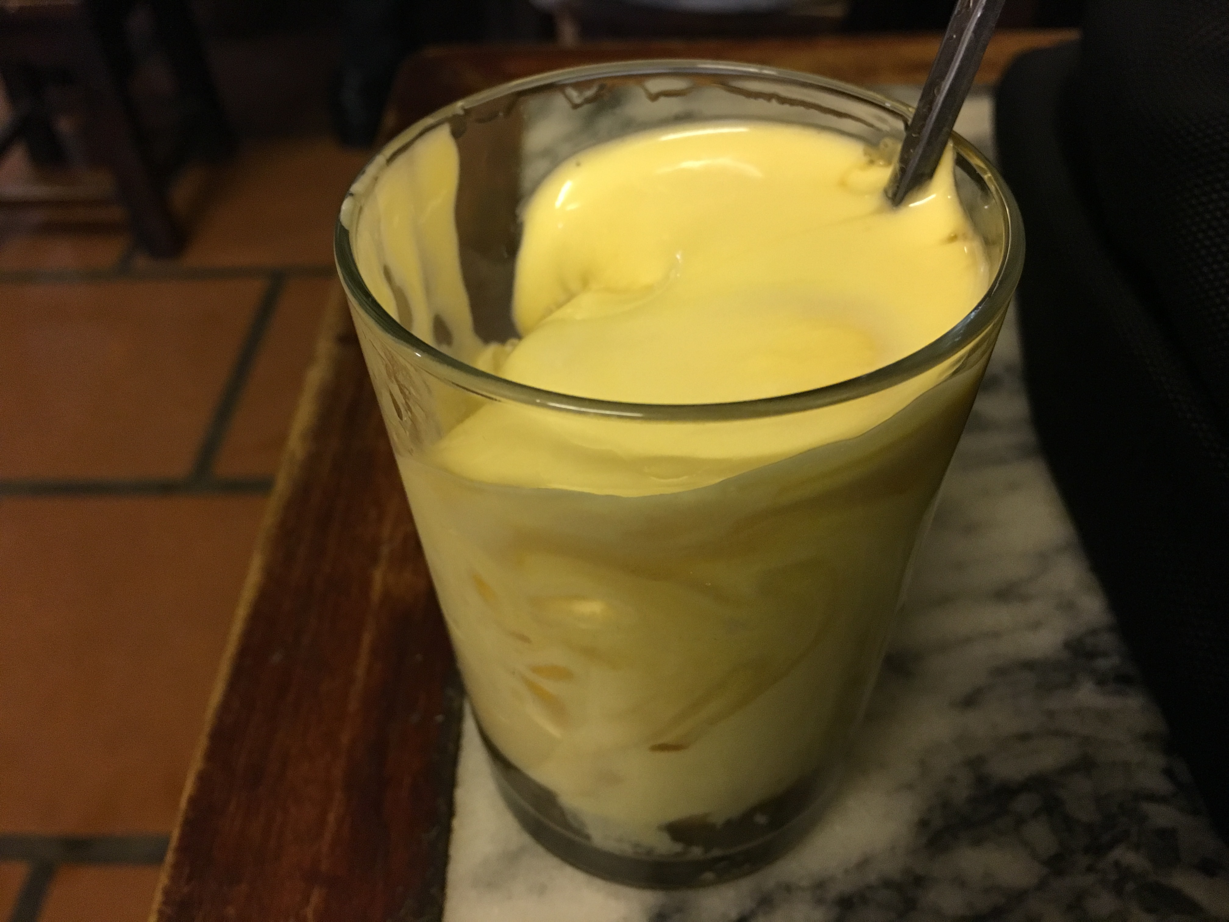 Cafe Giangのエッグコーヒー。上にふわふわの卵クリーム、下に濃いベトナムコーヒー