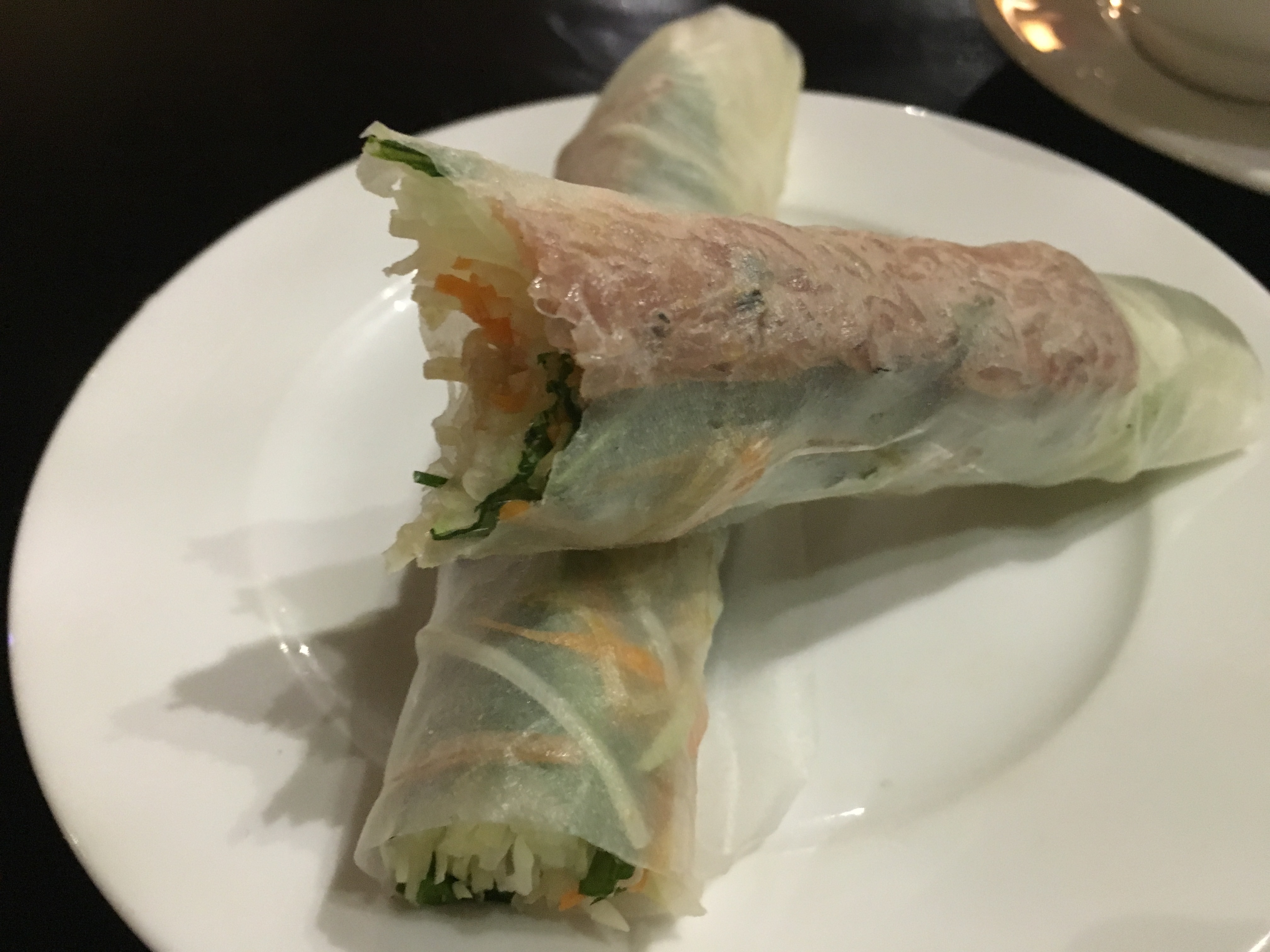 生春巻き。透き通った皮から具材が見える
