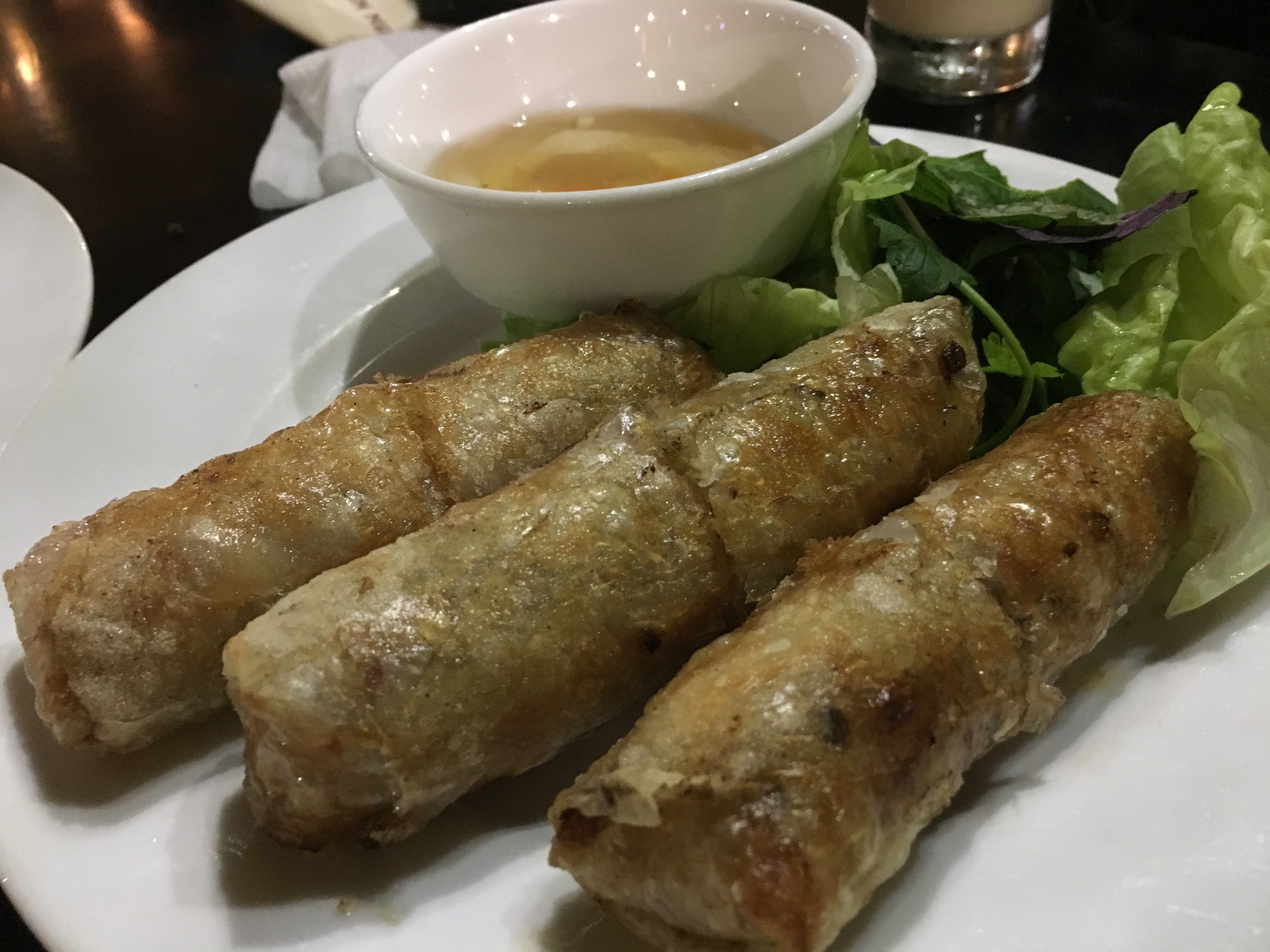 揚げ春巻き。カリカリの皮が食欲をそそる