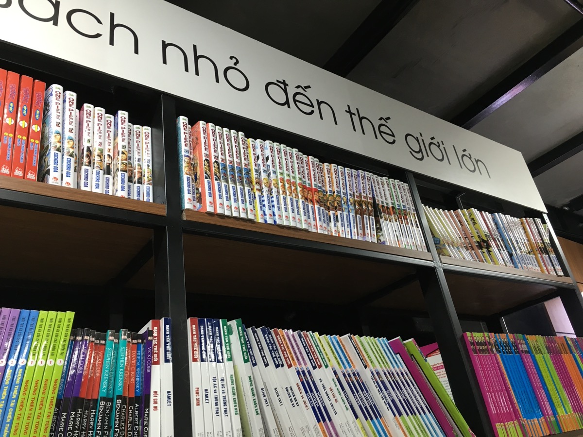 ベトナムの書店に並ぶ日本の漫画