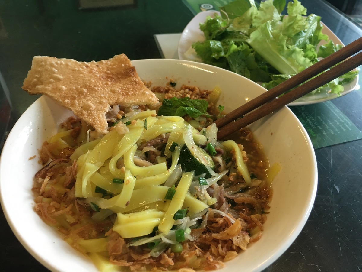 カオラウ。太麺とハーブ、揚げせんべいが特徴の麺料理