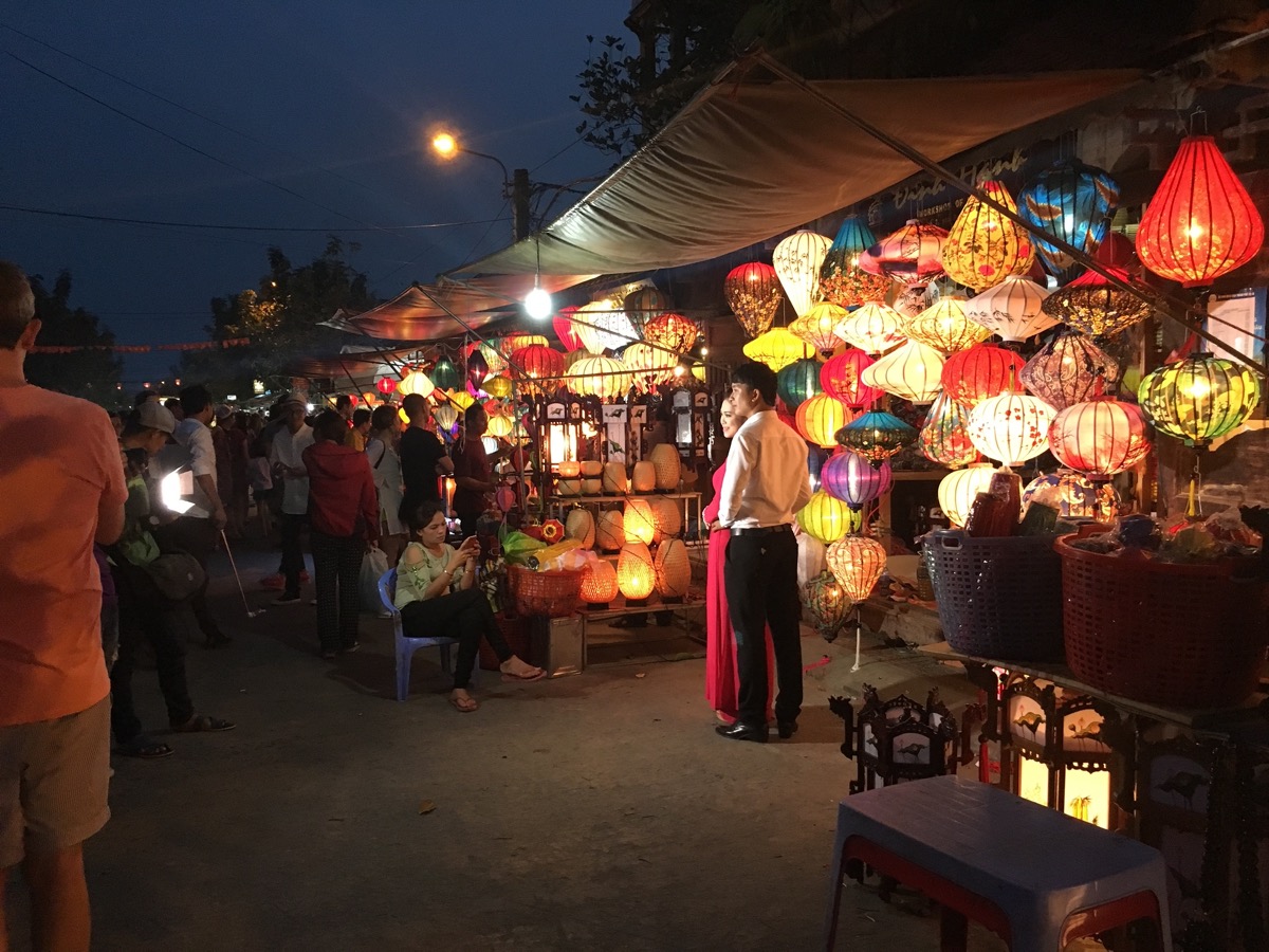 ホイアンのランタン市場。色とりどりのランタンが並ぶ夜の風景