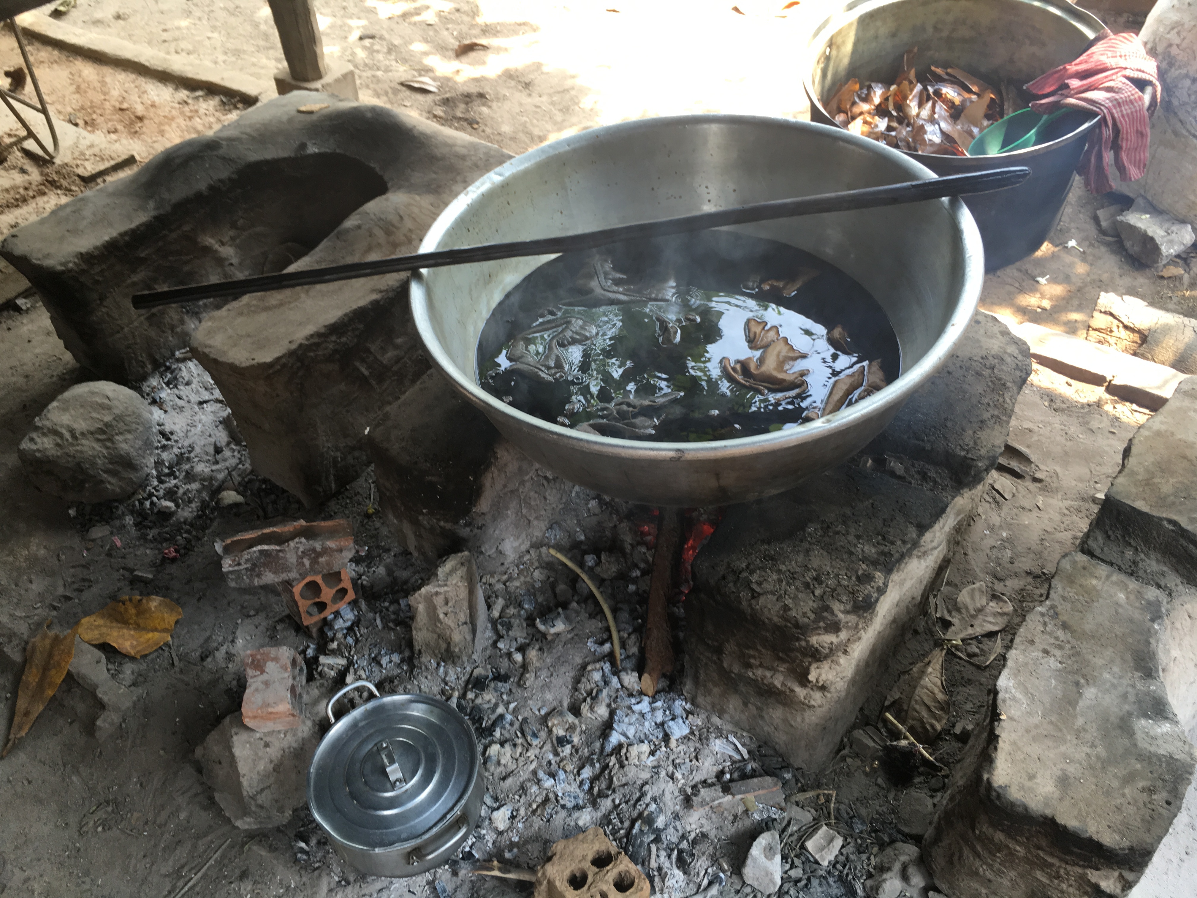 自然染料で約30分煮込む。炭火でじっくり加熱