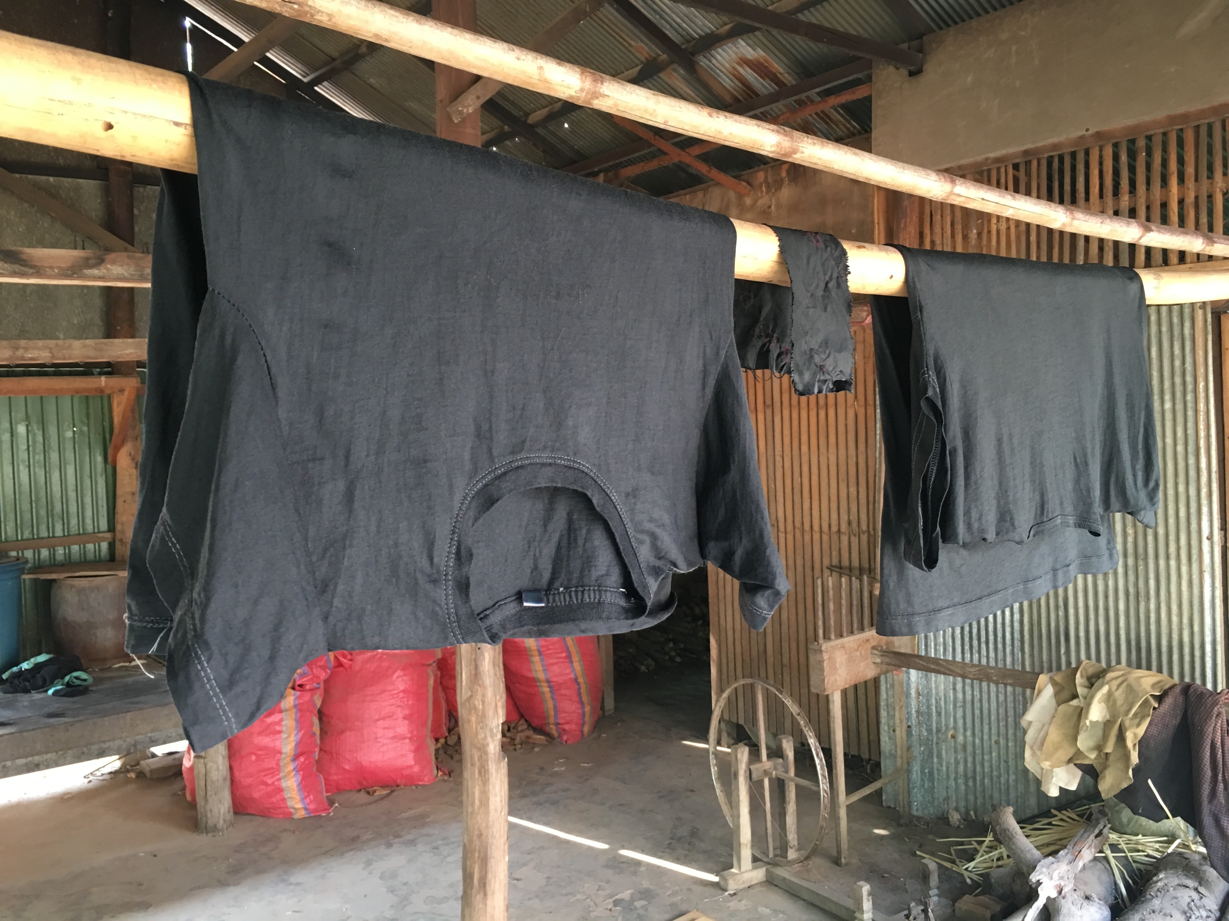 染め上がったTシャツを干す。鮮やかな黒に変身した