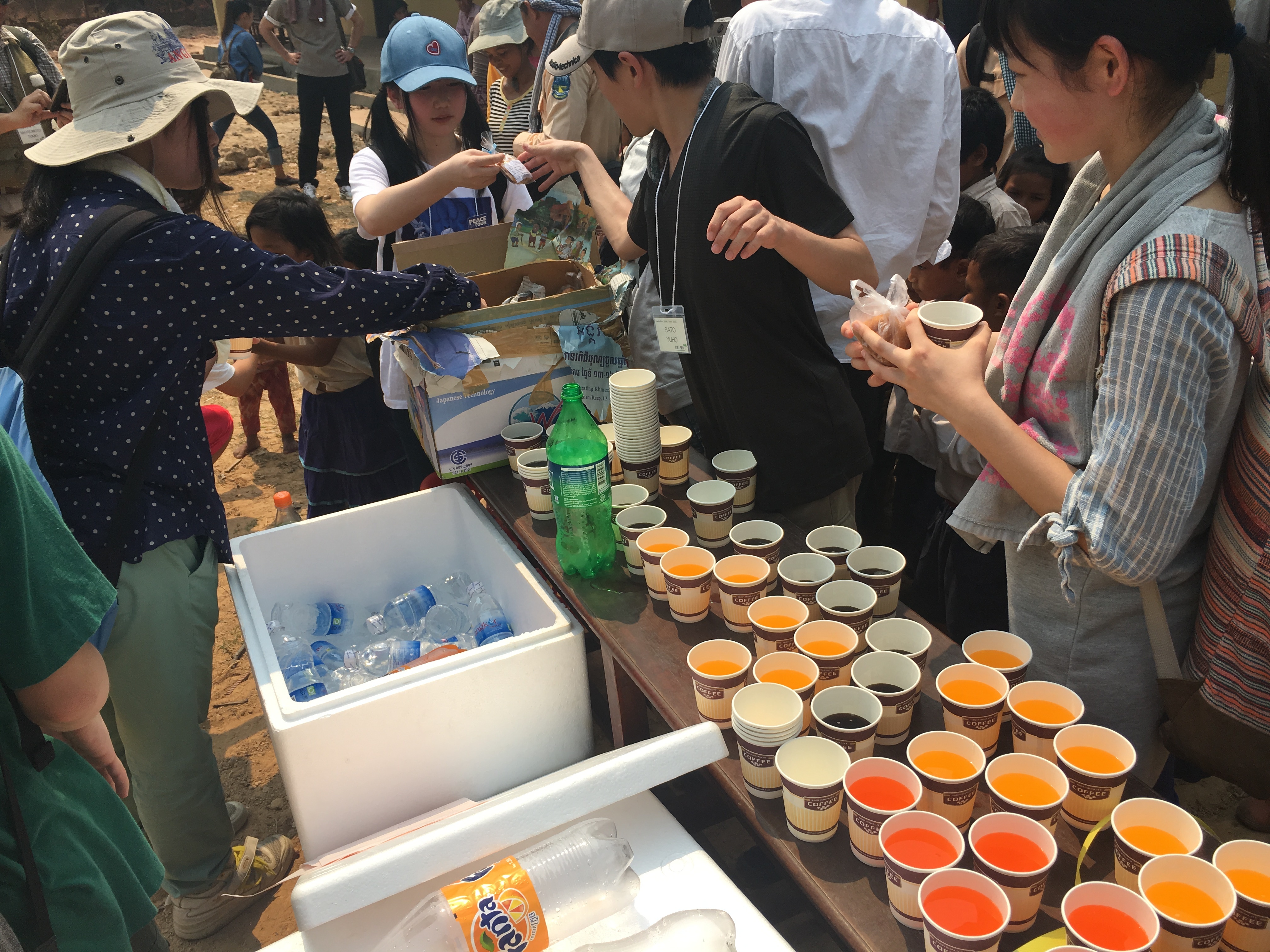飲み物を配る準備をする高校生たち
