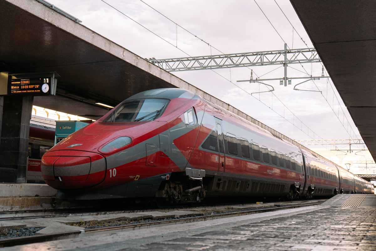 ホームに停車するイタリアの高速列車フレッチャロッサ
