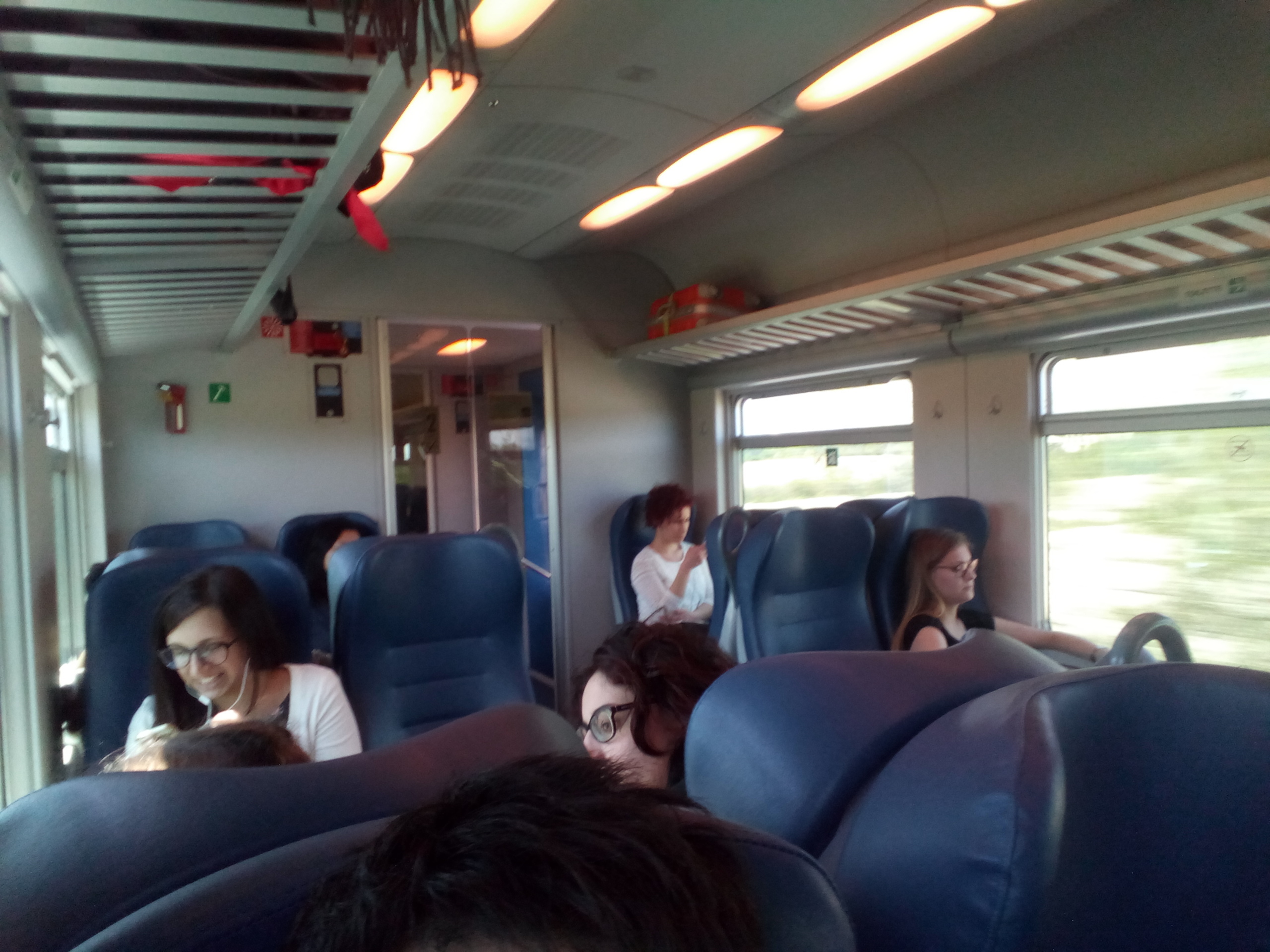 イタリアのローカル列車の車内の様子