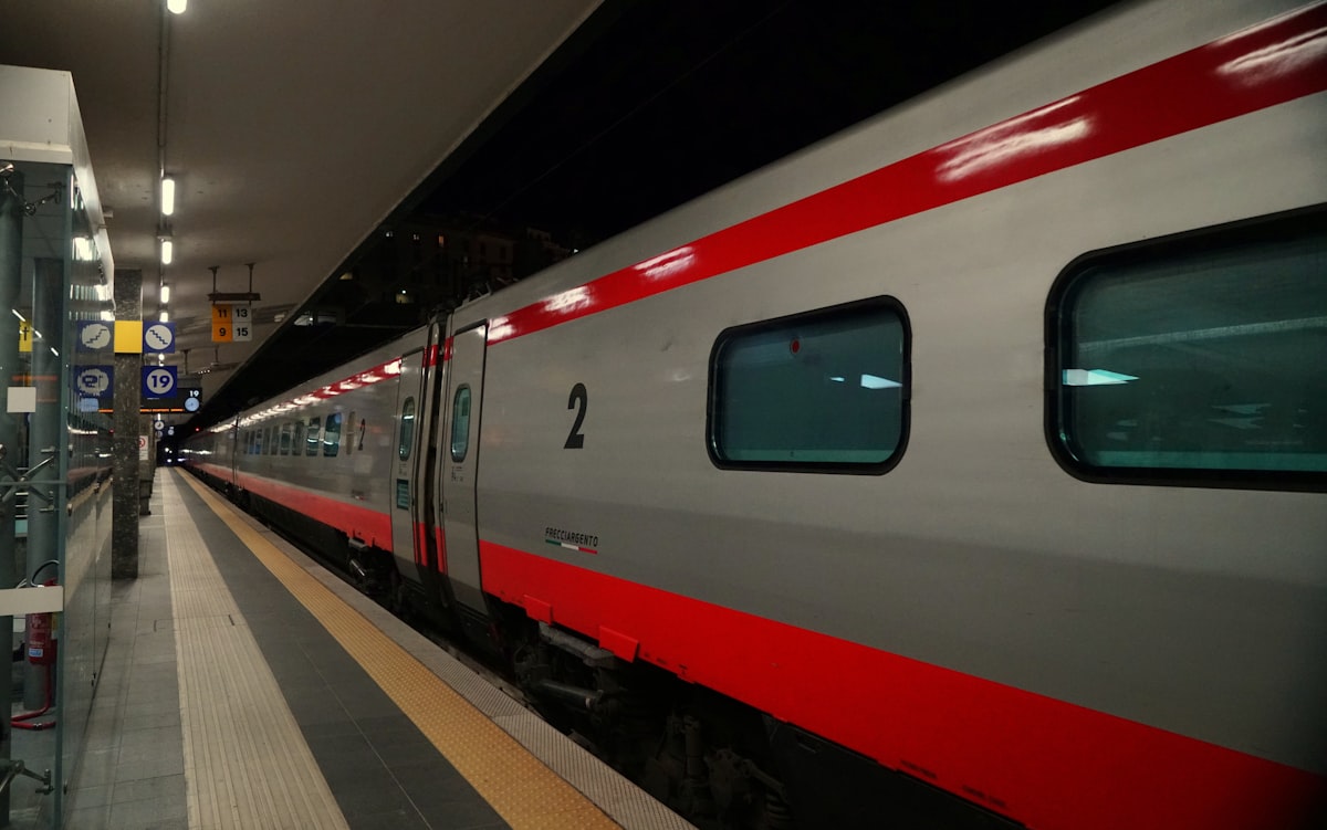 イタリアの駅のホームに停車する高速列車