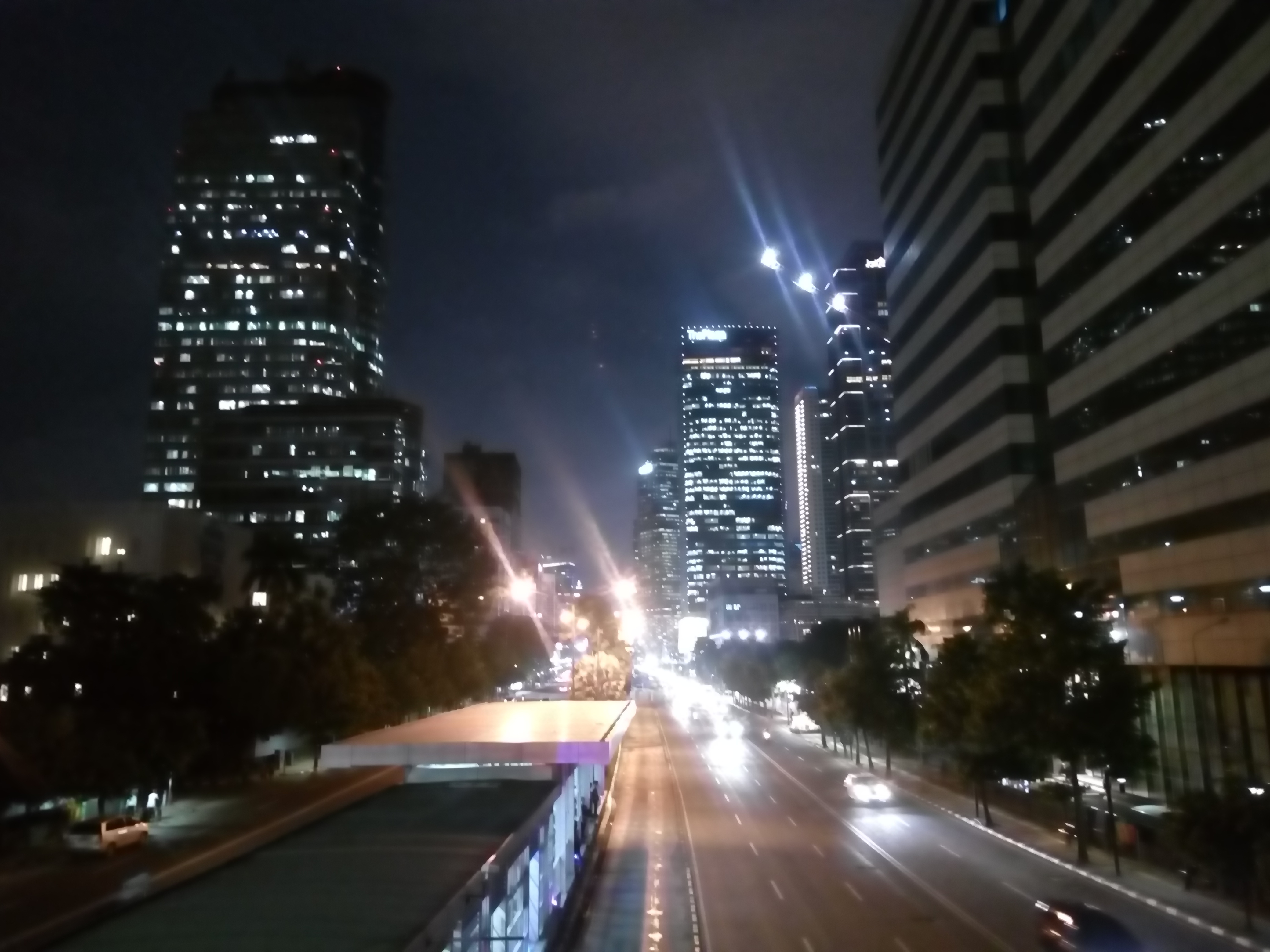 夜のジャカルタ中心街、高層ビルが立ち並ぶ
