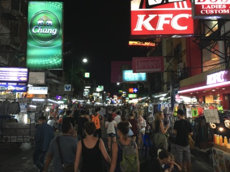 夜のカオサンロード。Chang・KFCの看板が光り、通りは人でごった返していた