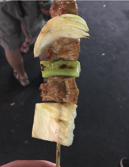 カオサンの屋台で食べた串焼き。肉と野菜が絶妙なバランスで美味い