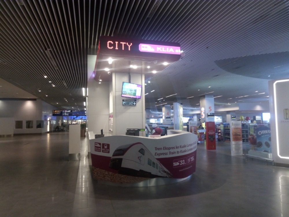 KLIAエクスプレスのチケットカウンター。「CITY / KLIA ekspres」の表示