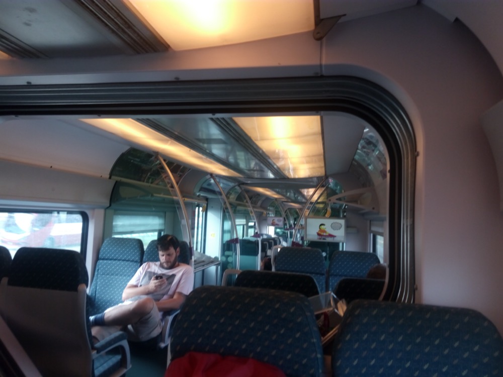 ガラガラのKLIAエクスプレス車内。足を伸ばして座れた