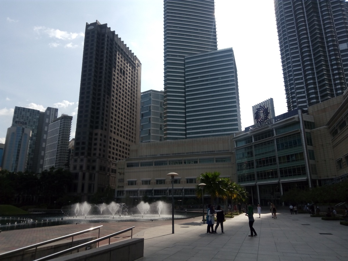 KLCCの高層ビル群と公園の噴水