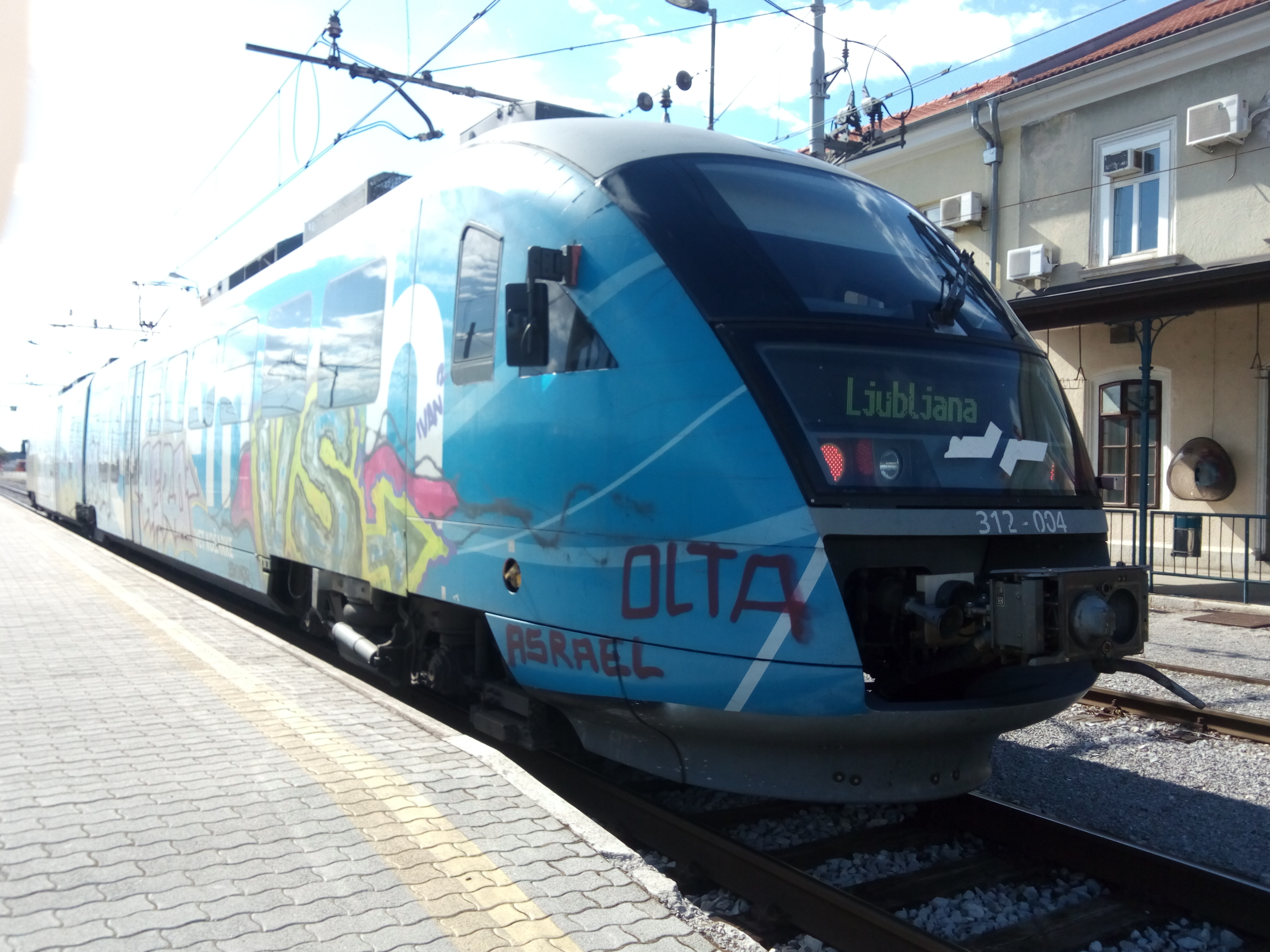 「Ljubljana」の表示を掲げた青い列車