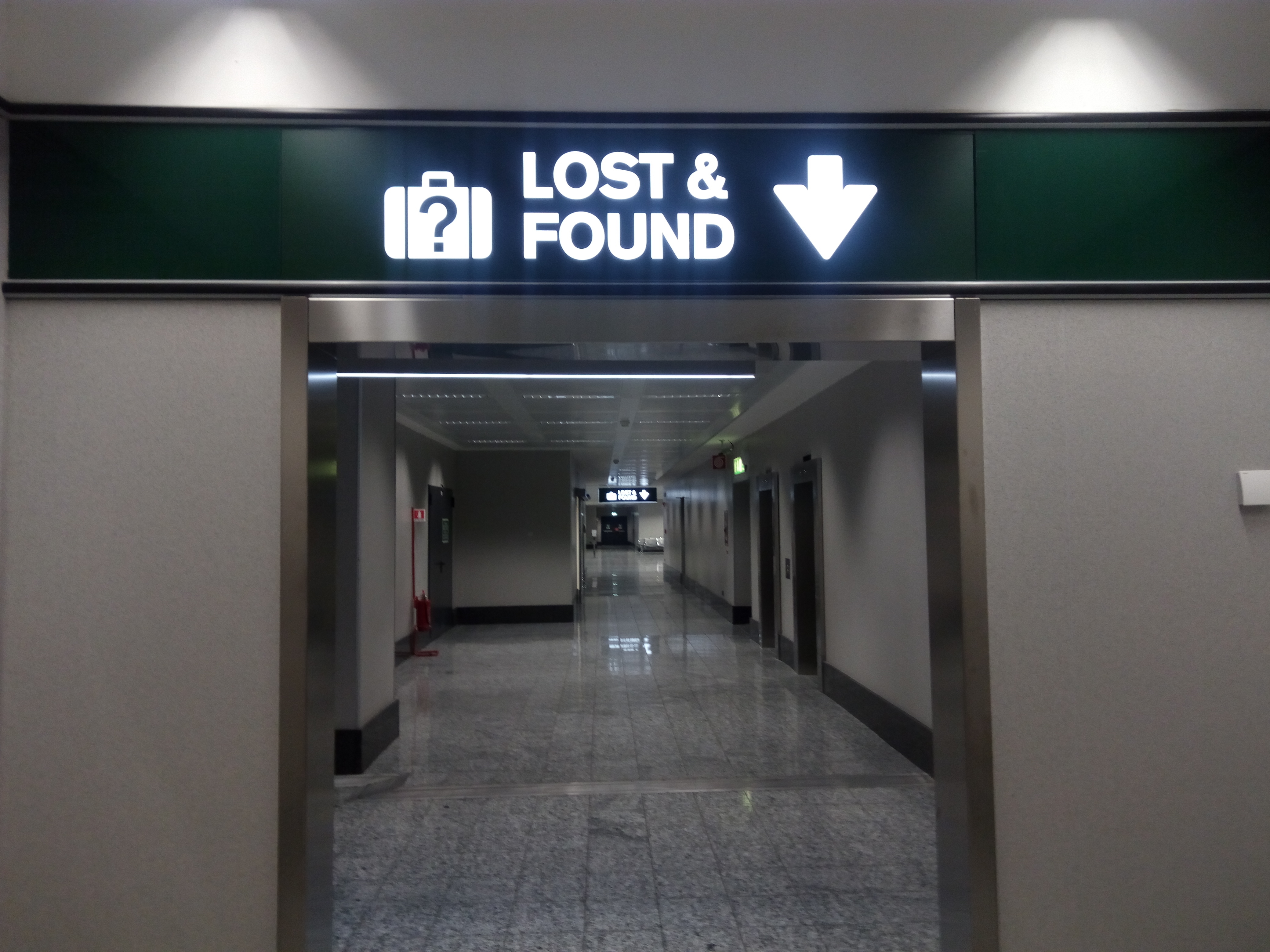ミラノ・マルペンサ空港のLost & Foundの案内表示