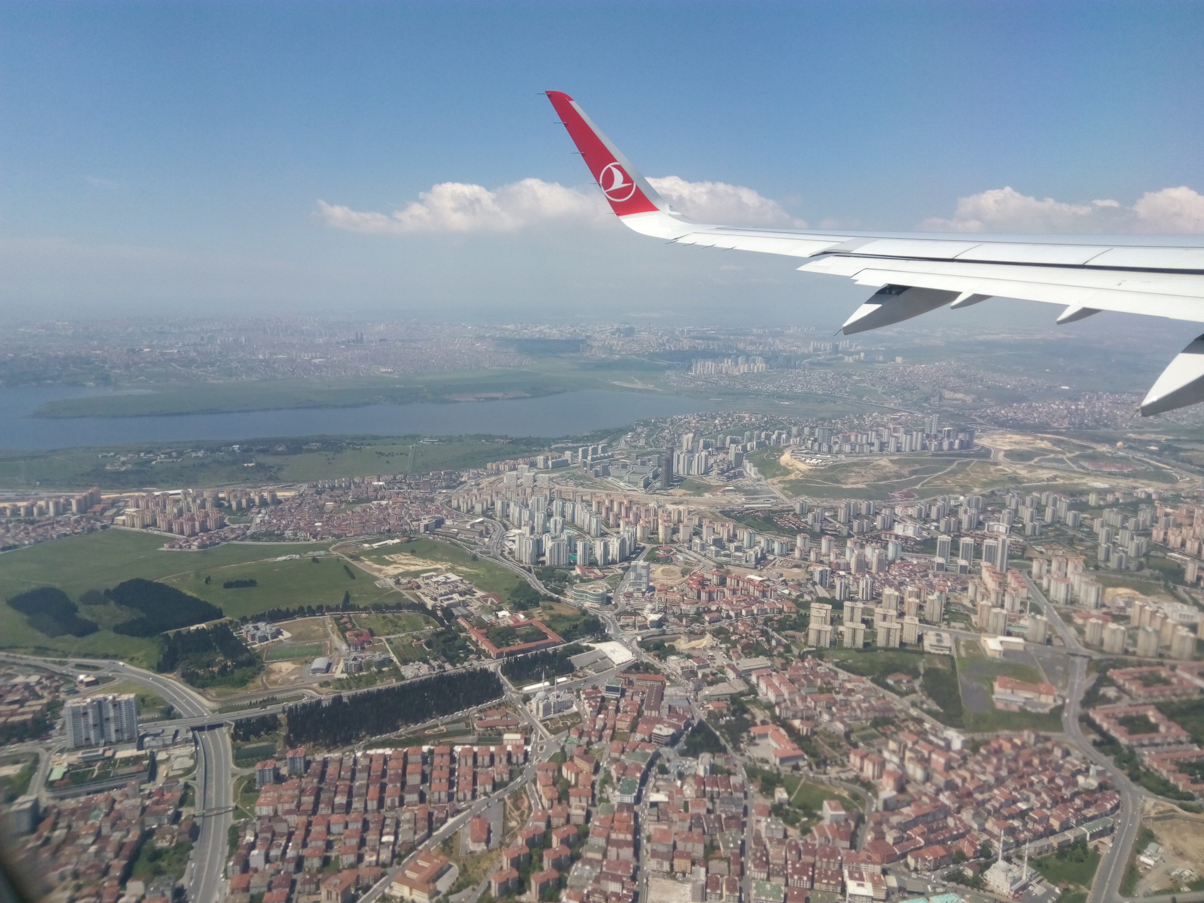 トルコ航空の機窓から見えたイスタンブール上空の街並み