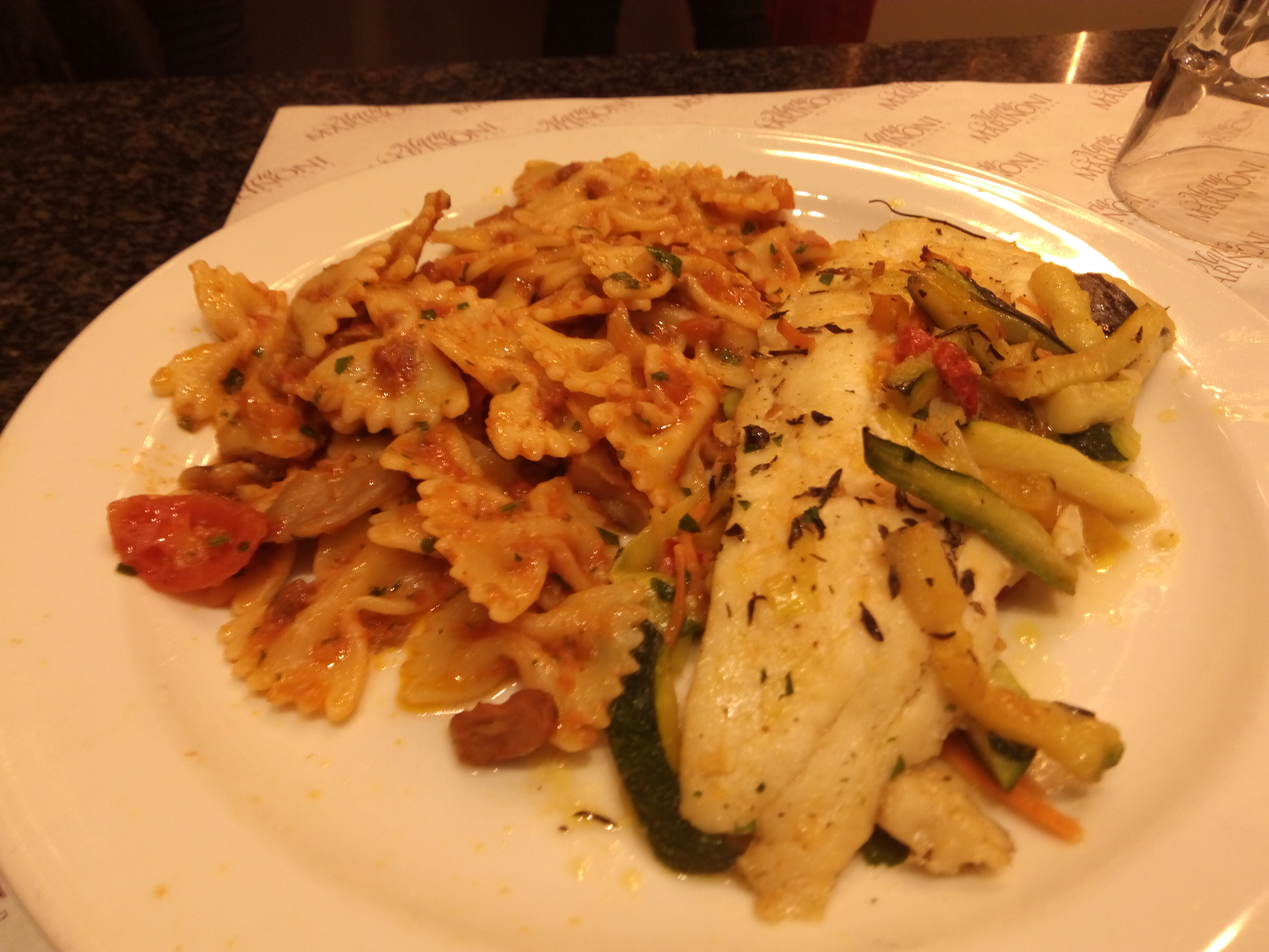 ミラノのレストランで食べたパスタと魚料理のランチ