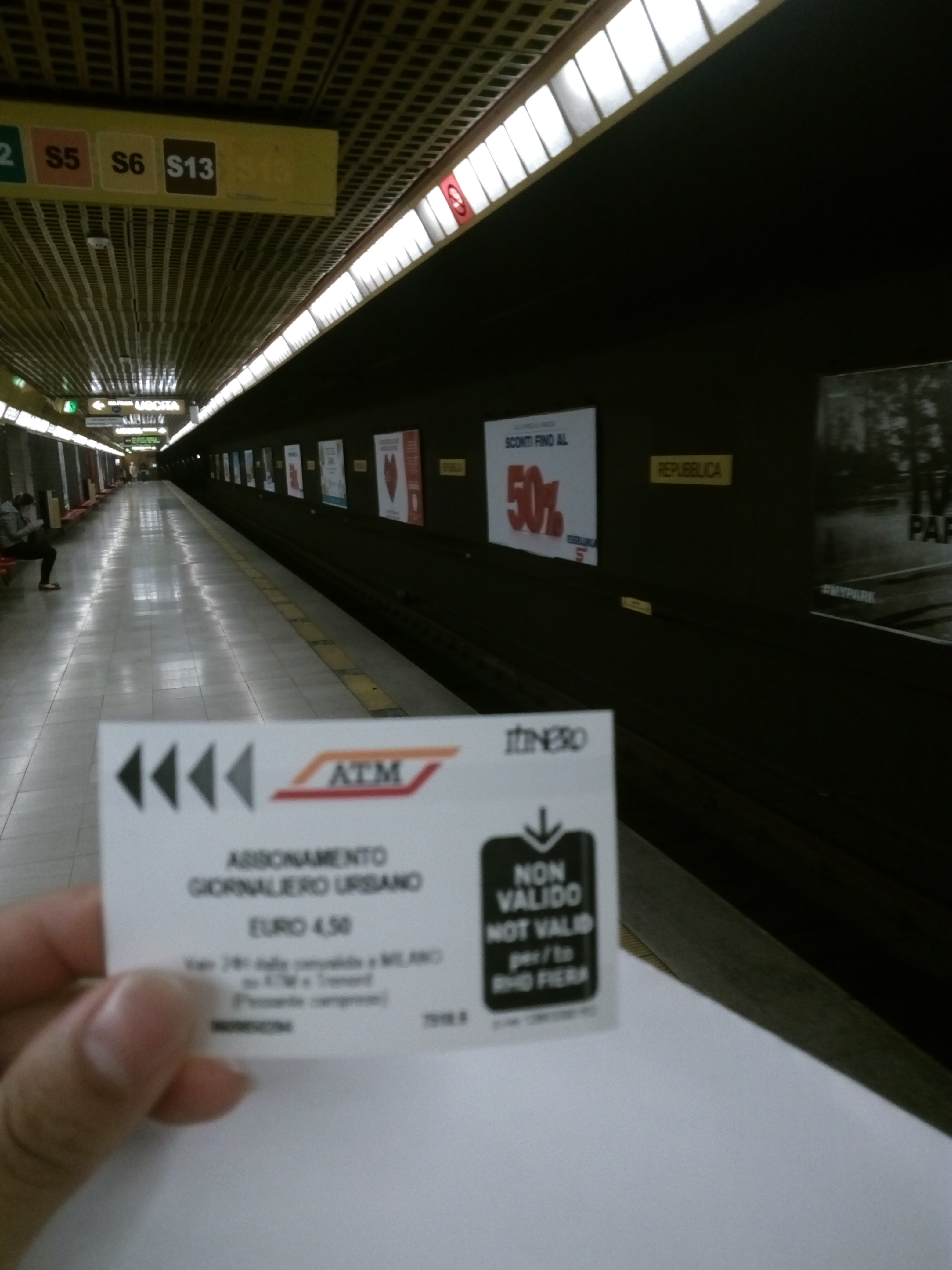 ミラノ地下鉄レプッブリカ駅のホームと、手に持ったATMの1日乗車券