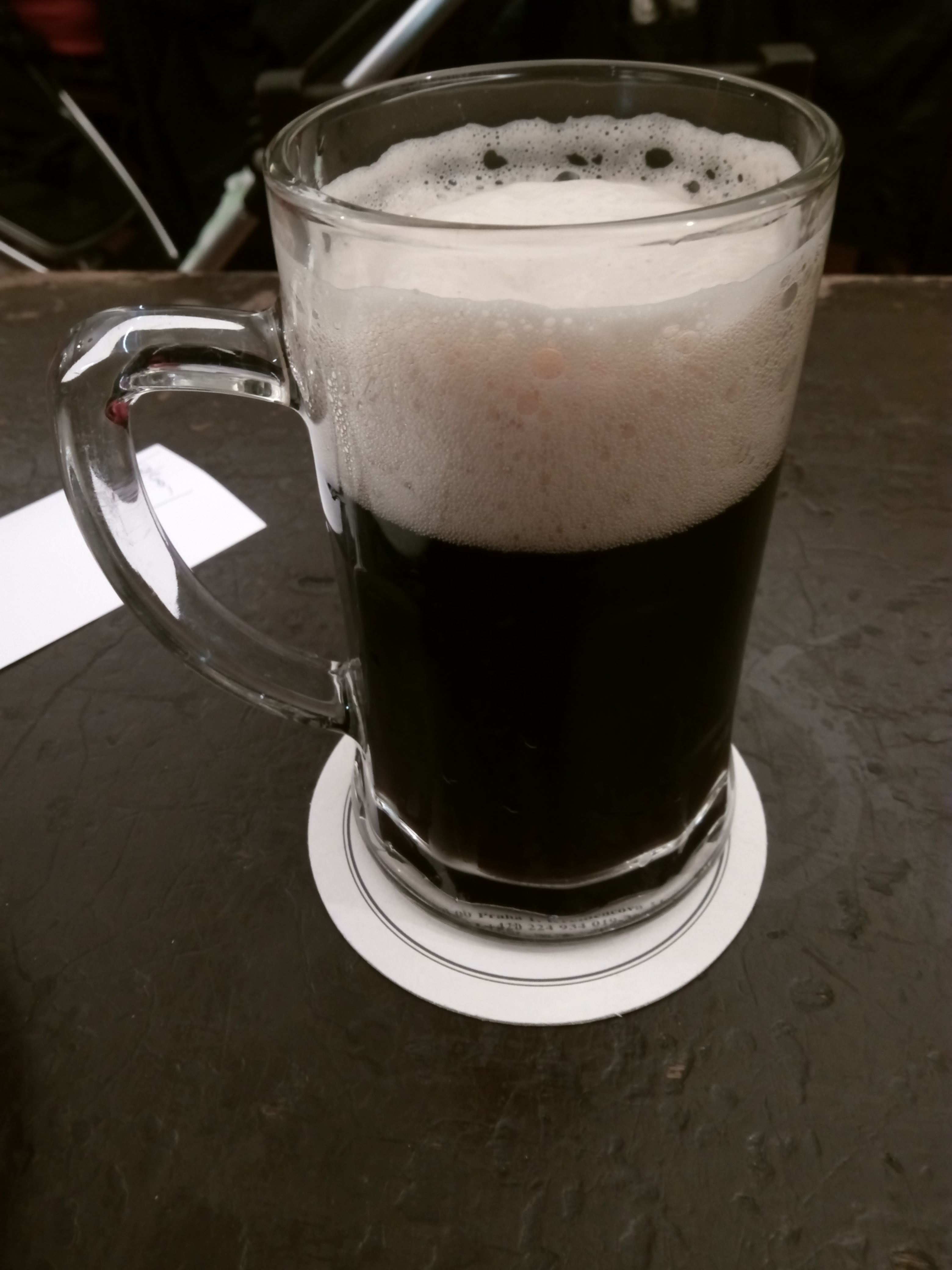 テラス席で飲むチェコの黒ビール。ジョッキでたっぷり