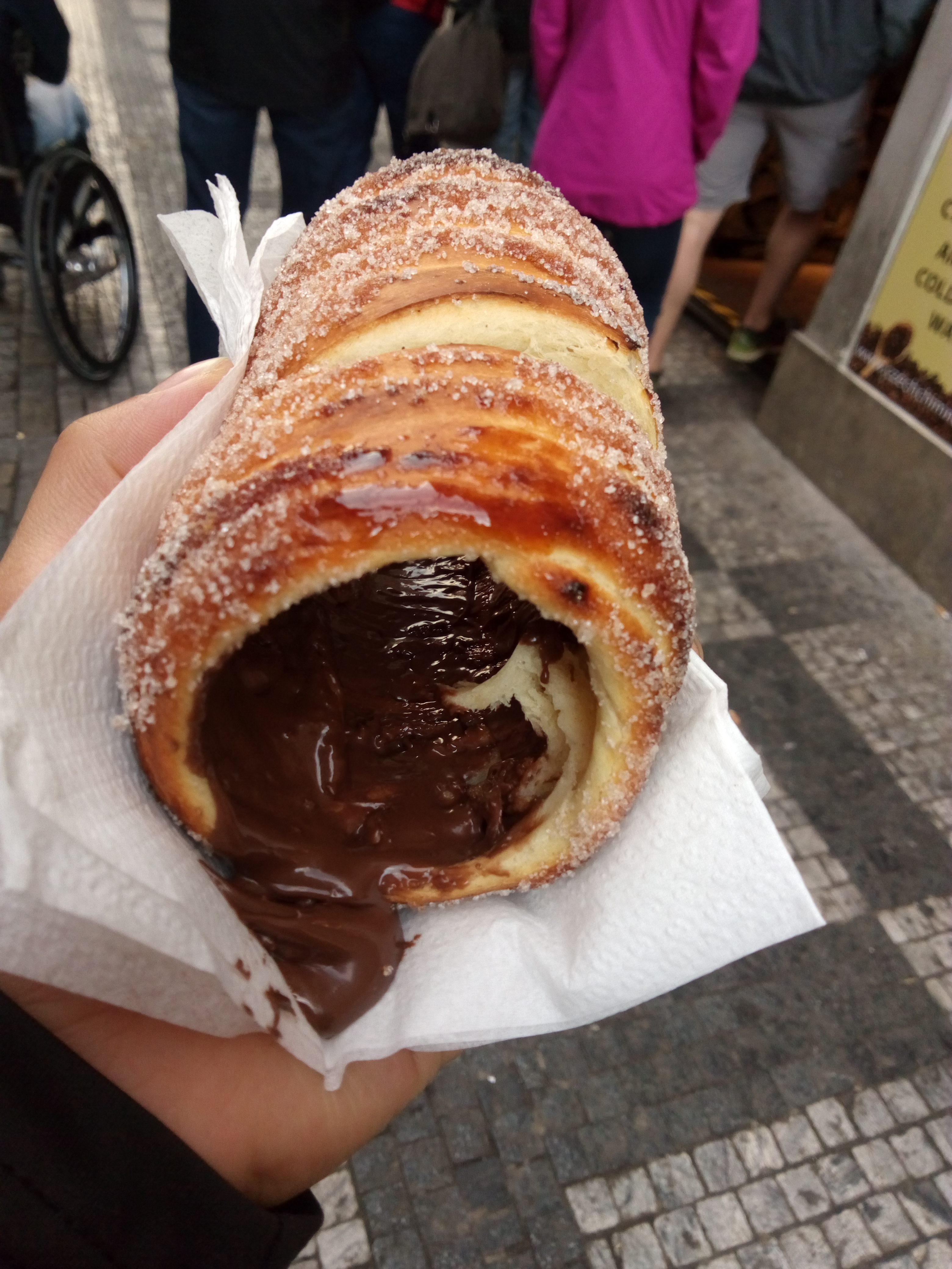トゥルデルニーク。筒状のパンの中にチョコレートがたっぷり詰まっている