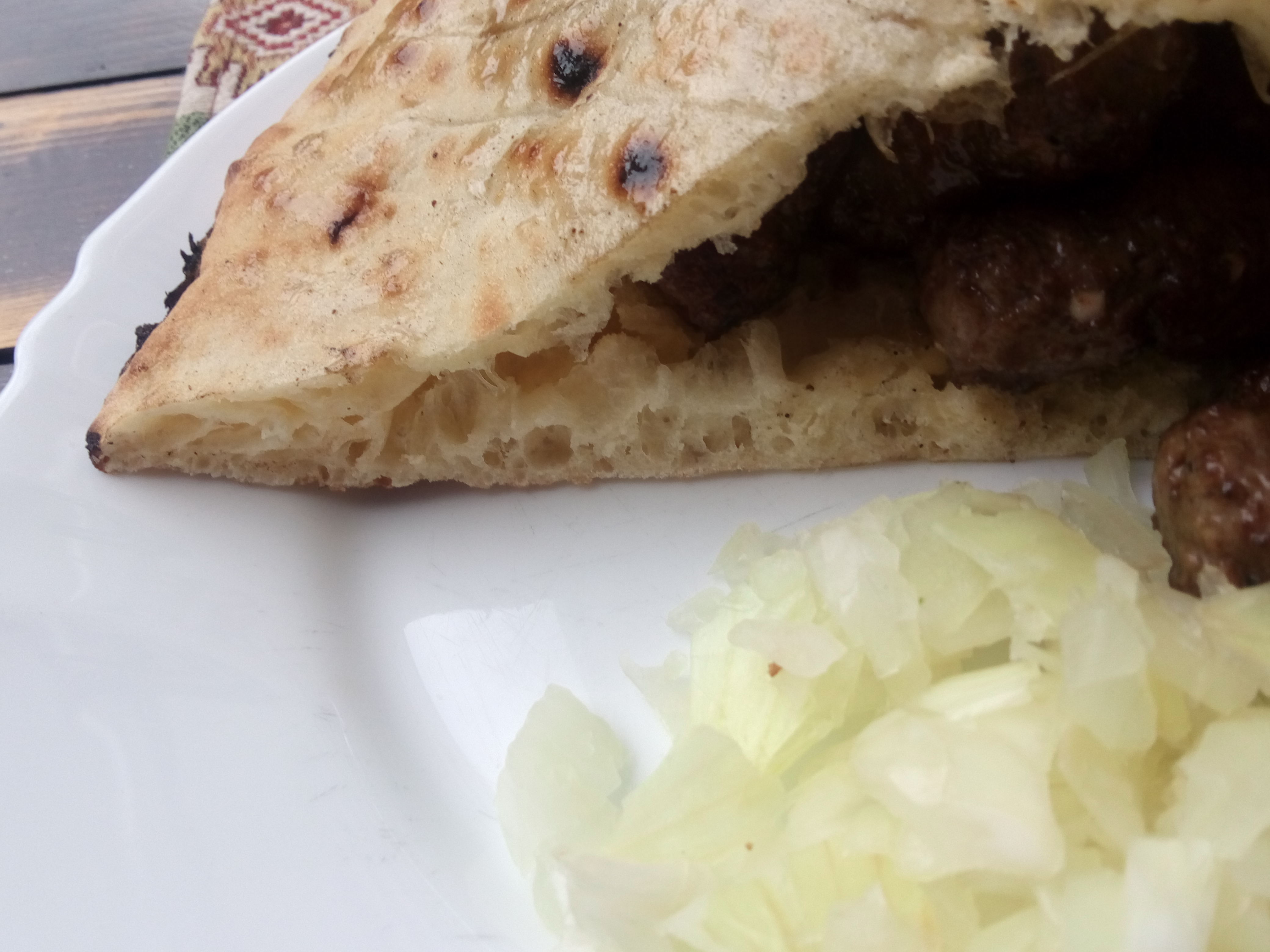 チェバプチチ。ボスニアの国民食ともいえる肉料理。パンと玉ねぎと一緒に食べる