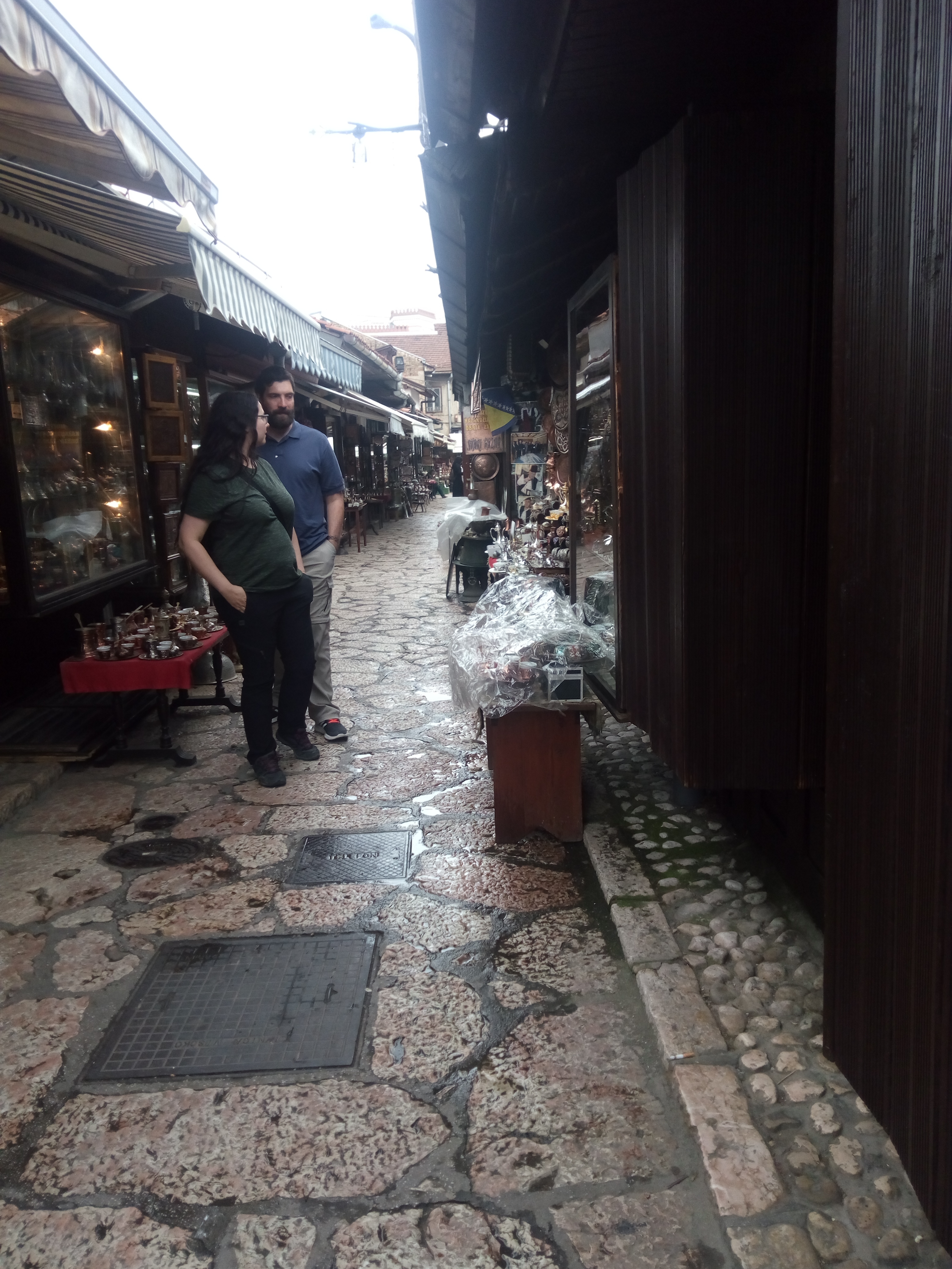 銅細工の店が並ぶ細い路地。職人が手仕事で作った工芸品が所狭しと並んでいた