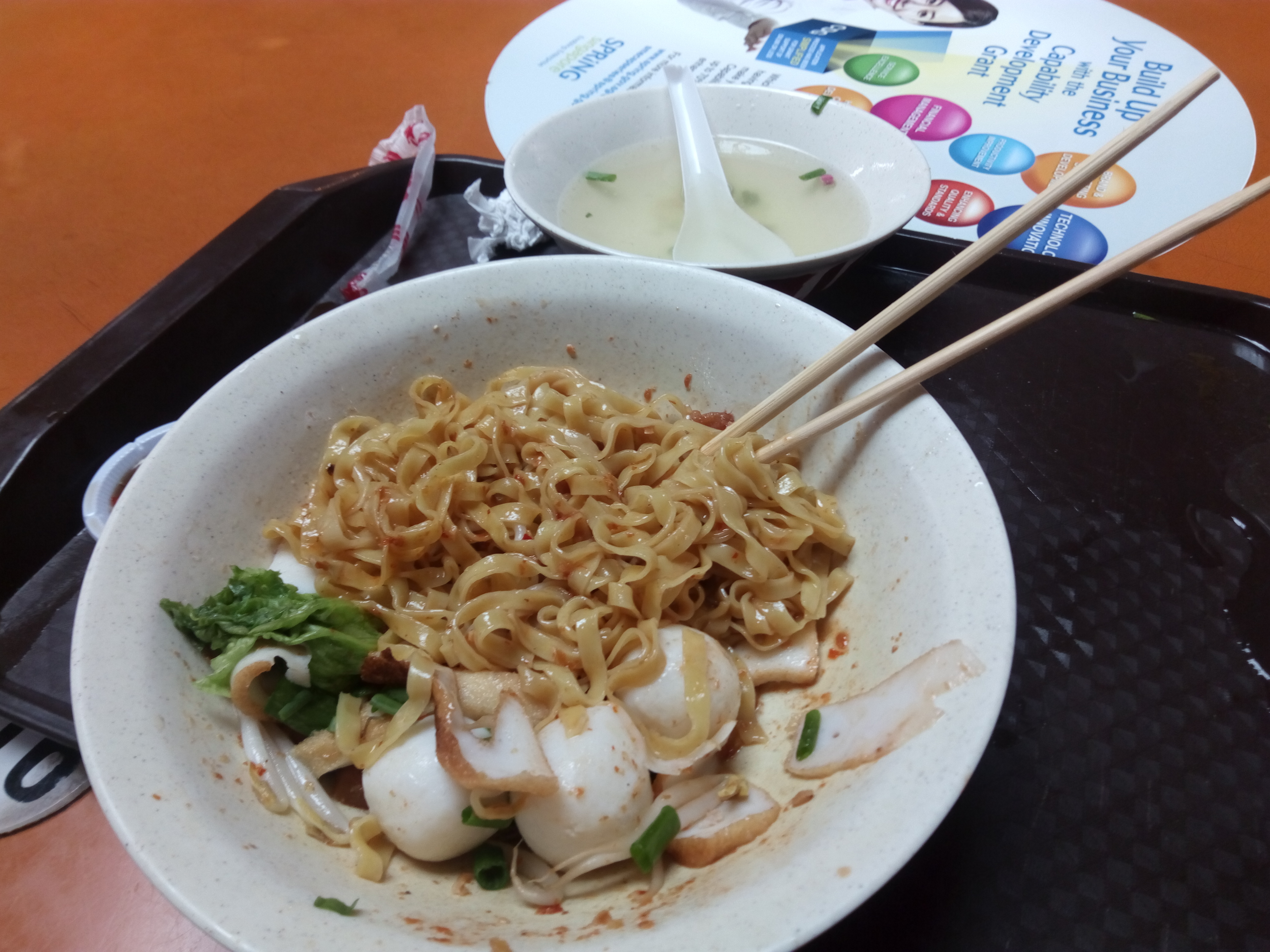 チャイナタウン近辺の屋台で食べたフィッシュボール麺