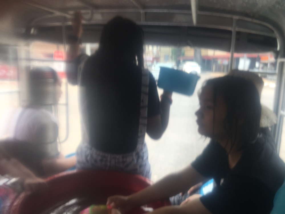 車の荷台に乗って水を掛け合うスタイル。前記事の村の女子高生たちと